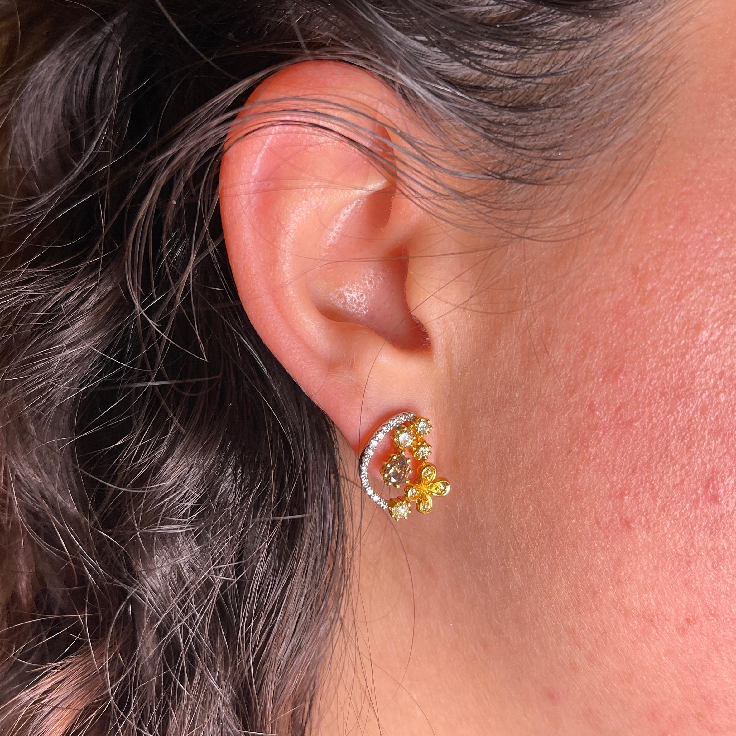 18K White and Yellow Gold Stud Earrings with Natural White Diamonds For Sale 1