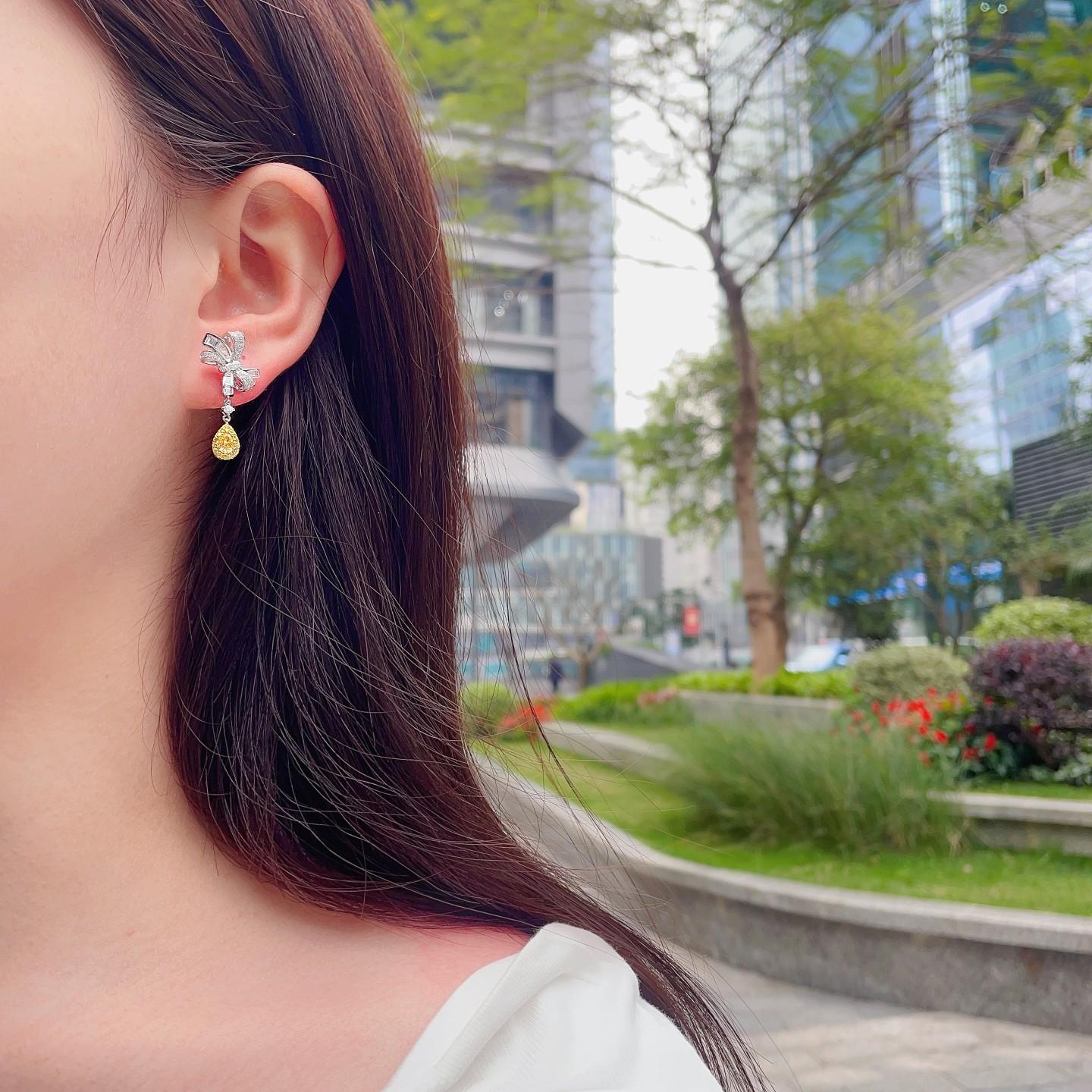 18K White and Yellow Gold Teardrop Bow Earrings with Natural Yellow and White Diamonds
Indulge in luxury with these exquisite 18K white and yellow gold teardrop bow earrings, featuring natural yellow and white diamonds that radiate elegance. The