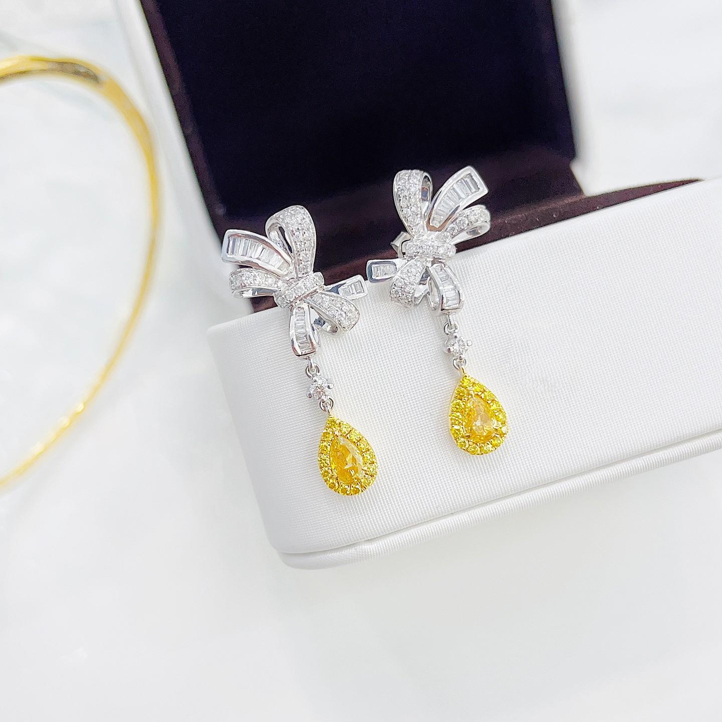 18K White and Yellow Gold Teardrop Bow Earrings with Yellow and White Diamonds In New Condition For Sale In Hong Kong, HK