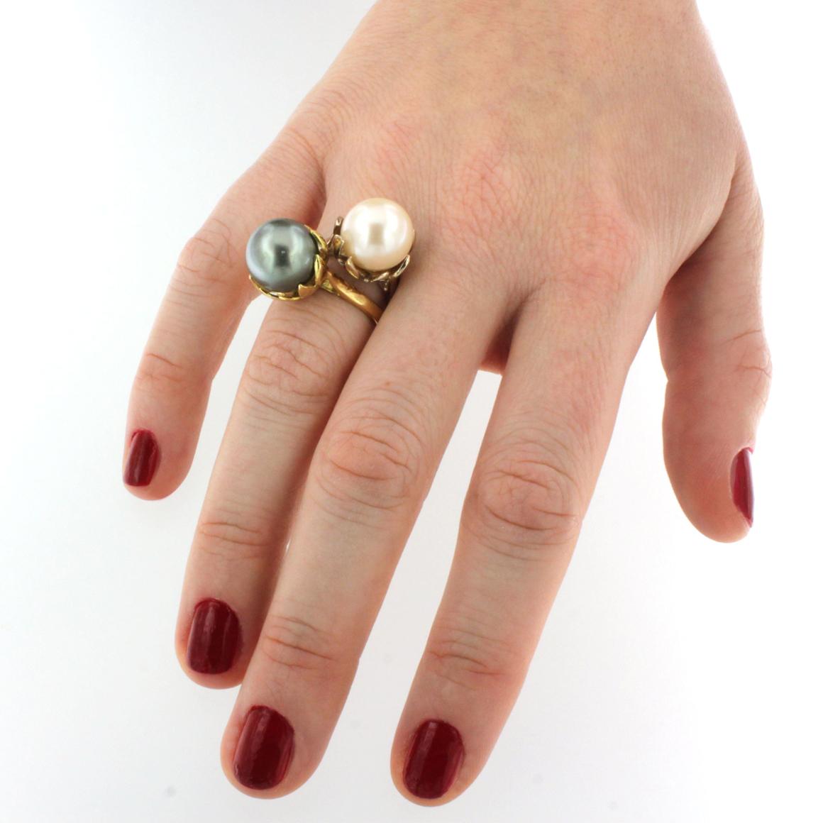 Black and white, beautiful and elegante combination of colours for this timeless ring handmade in Italy by Stanoppi Jewellery since 1948.
Ring in 18k white and yellow gold with White Pearl (12 mm) and Tahiti Pearl (12 mm) 

Size of ring:  14 EU -  7