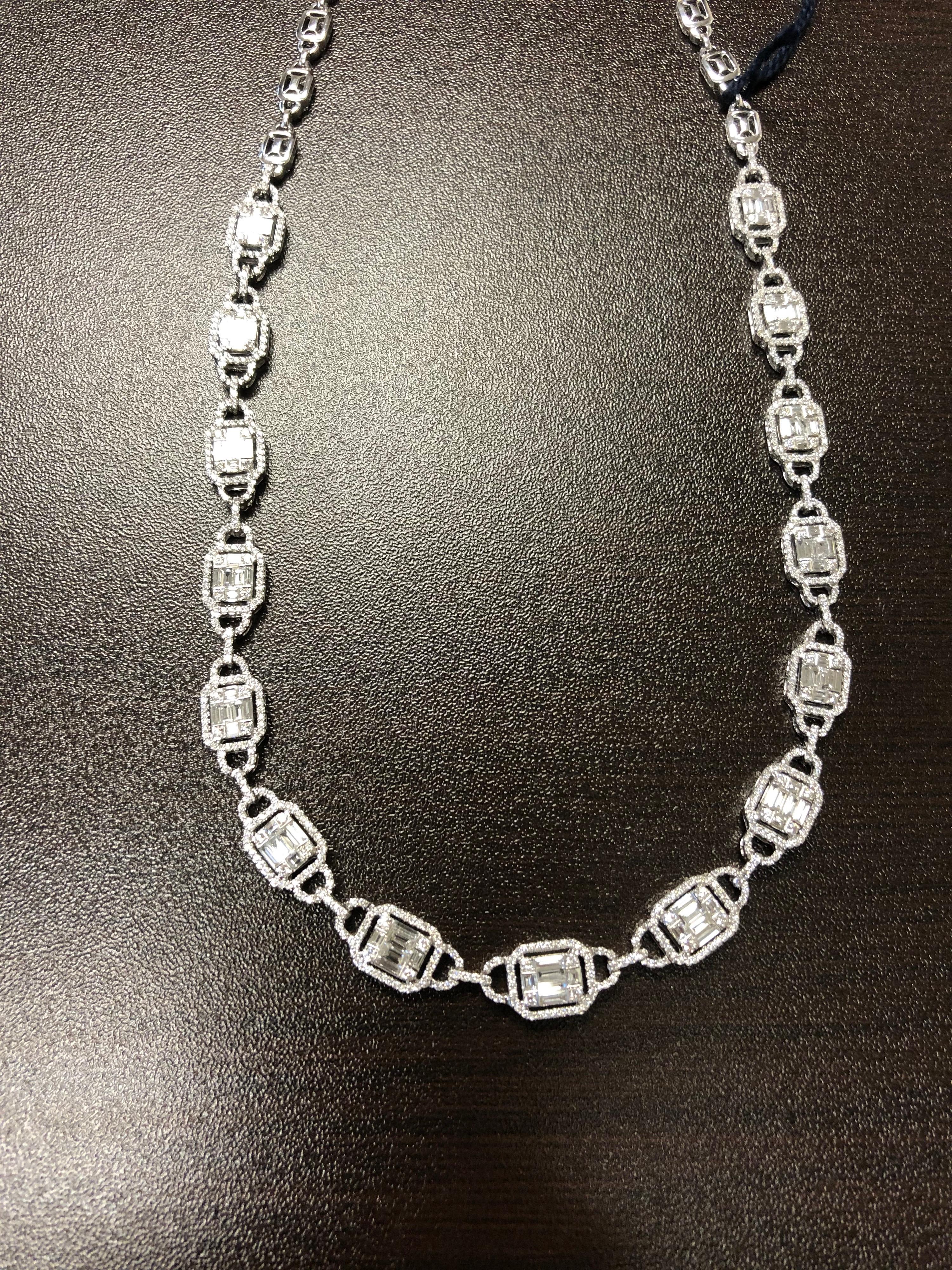 Collier en or 18 carats avec diamants blancs, baguettes et émeraudes de 5,25 carats Neuf - En vente à Great Neck, NY