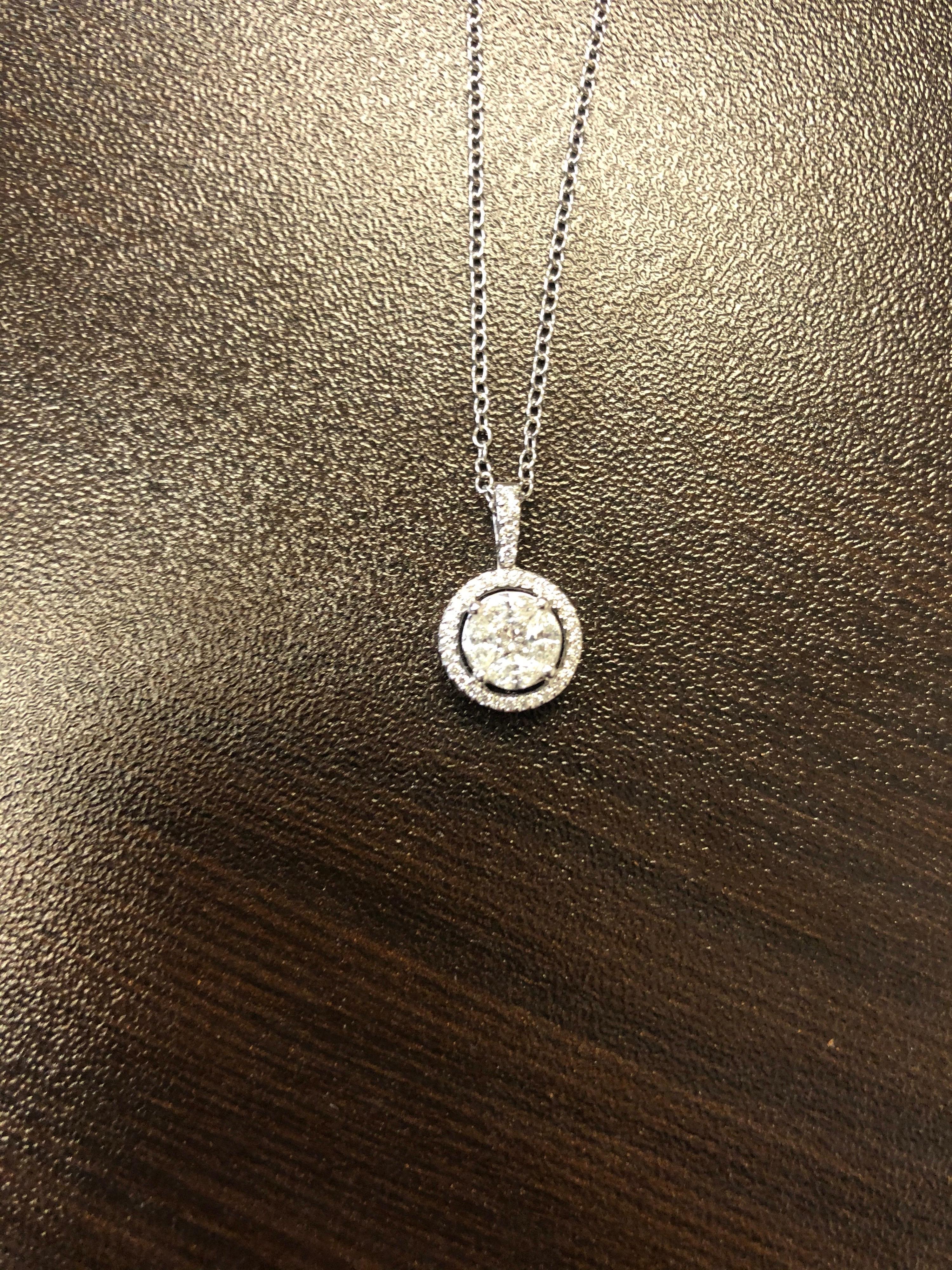 Taglio rotondo Ciondolo con diamante a cerchio bianco 18 carati e aureola in vendita