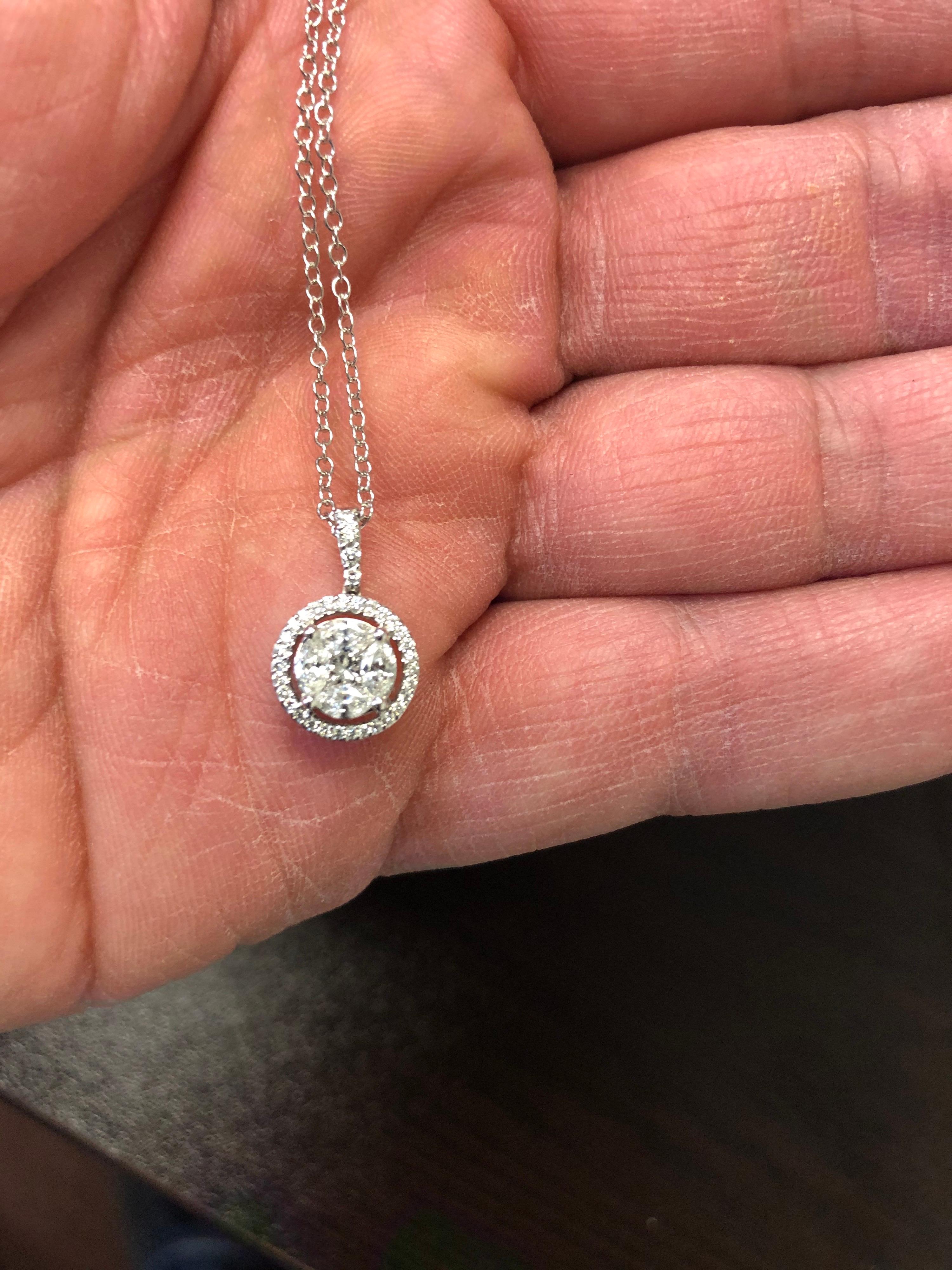 Ciondolo con diamante a cerchio bianco 18 carati e aureola In condizioni Nuovo in vendita a Great Neck, NY