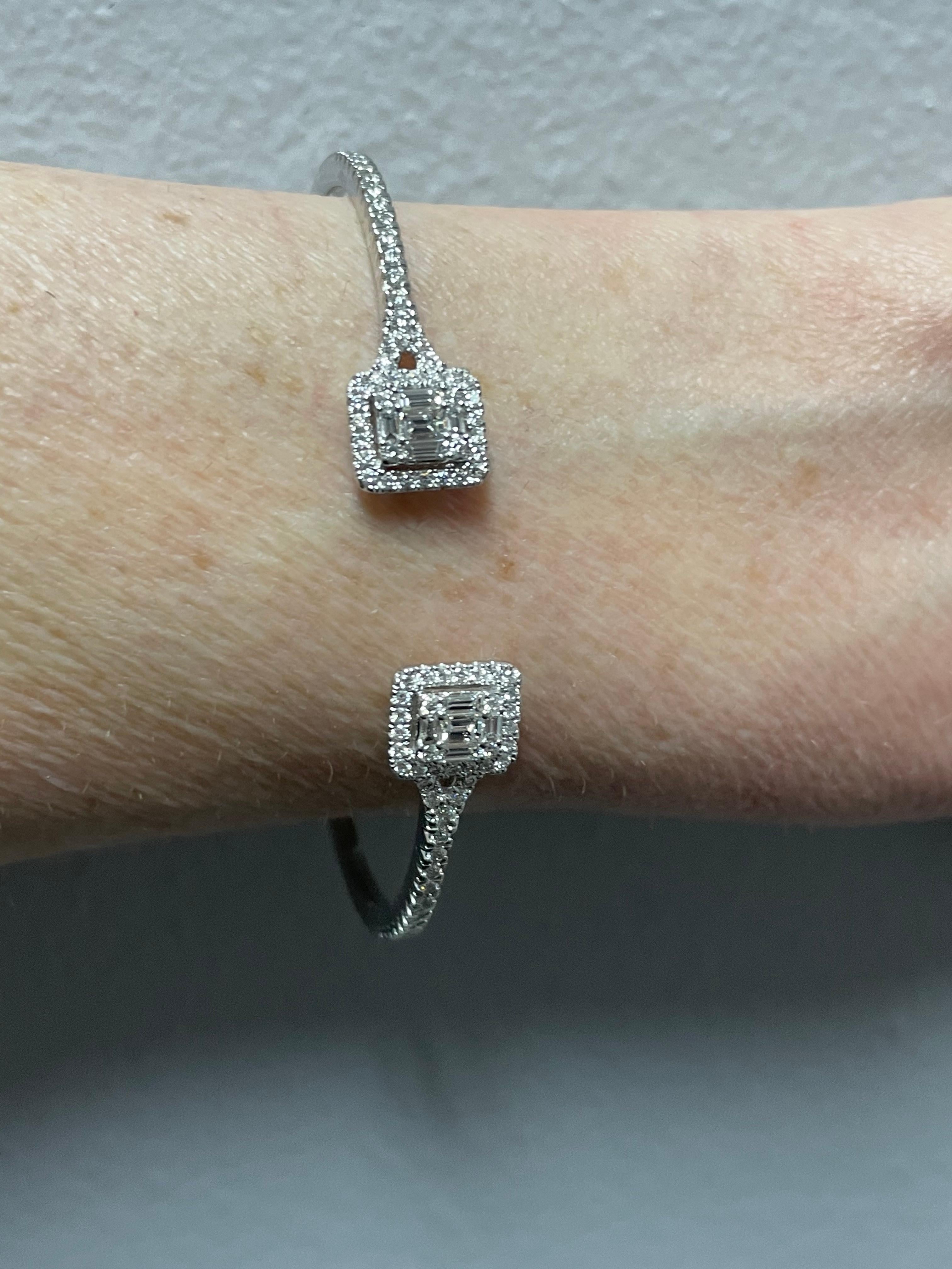 18k White Diamond Bangle Bracelet In New Condition For Sale In Dallas, TX
