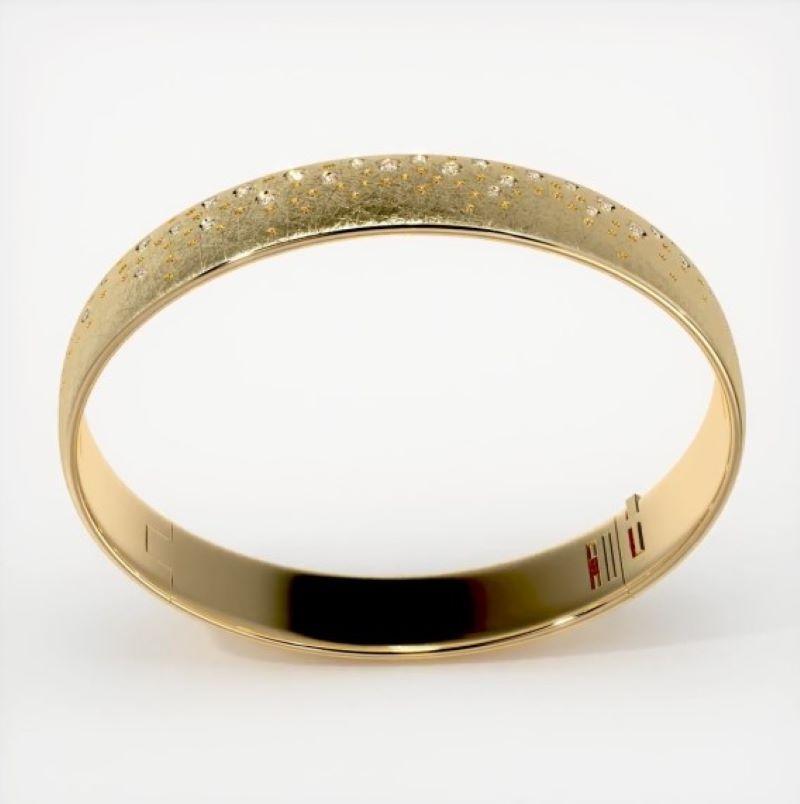 Artist 18K White Diamond Bangles Bracelets of 'soonhee' (size M:circumference 18.5 cm ) For Sale