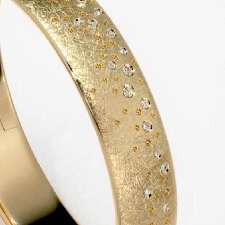 18K White Diamond Bangles Bracelets of 'soonhee' (size M:circumference 18.5 cm ) In New Condition For Sale In 종로구, SO