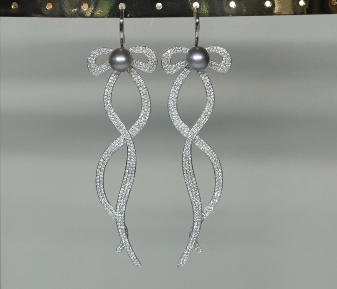 18 Karat White Diamond Pearl Long Earrings with Bow In Excellent Condition For Sale In Banbury, GB