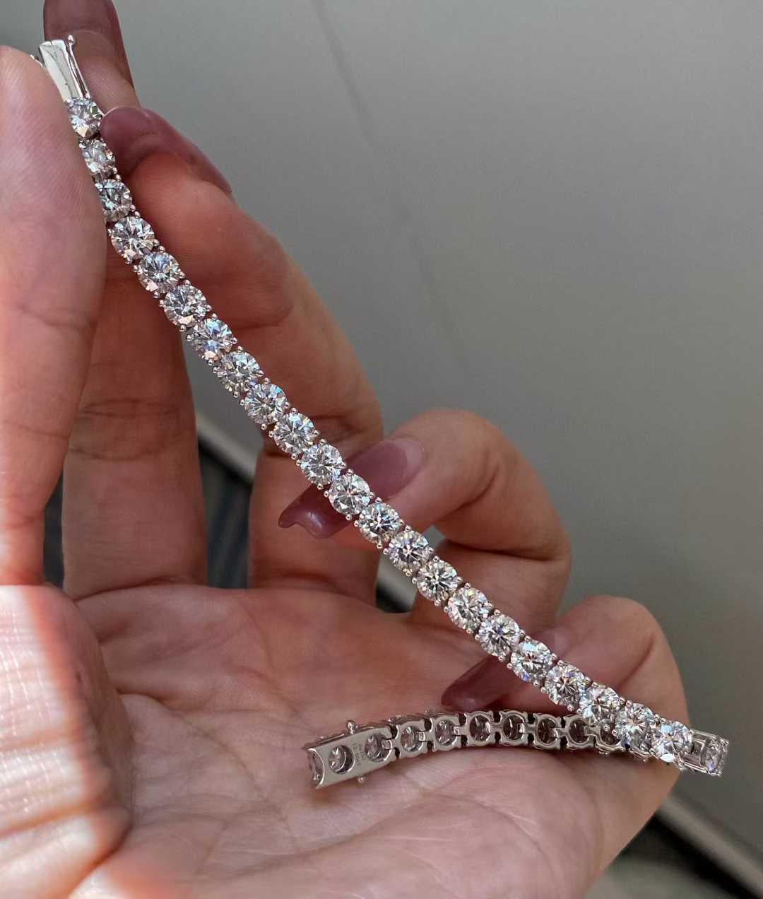 18K Weißes Diamant-Tennisarmband (Rundschliff) im Angebot