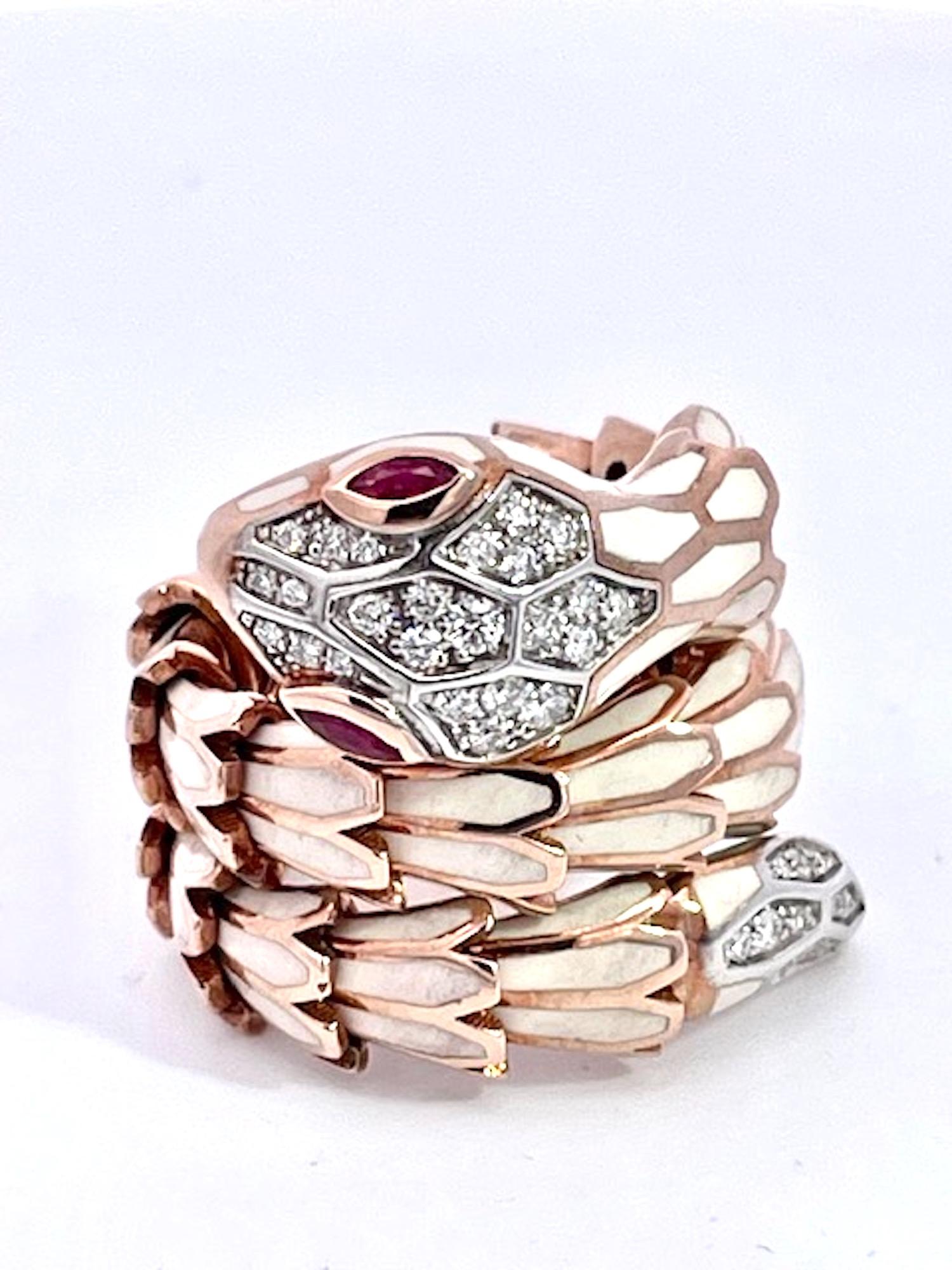 Dieser wunderschöne Schlangenring aus weißer Emaille ist erweiterbar  und ist in 18K Gelbgold gefertigt.  Es ist ein Spiralmodell und reicht von Größe 5 bis 6,75. Er hat einen diamantenen Kopf und Schwanz, rubinrote Augen und wiegt 20,3 Gramm.  Ich
