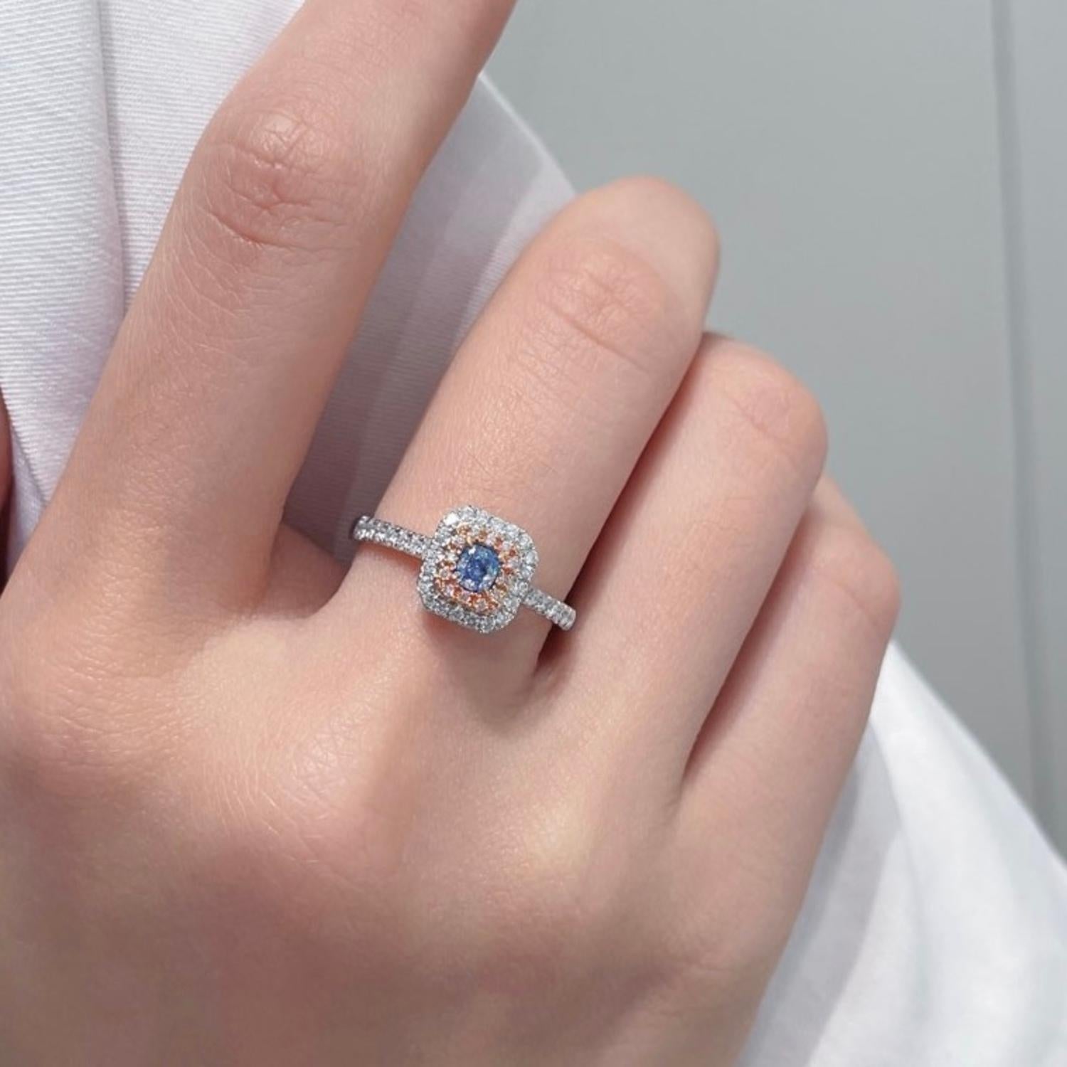 Moderne Bague de fiançailles en or blanc 18 carats avec diamant bleu fantaisie de 0,20 carat en vente