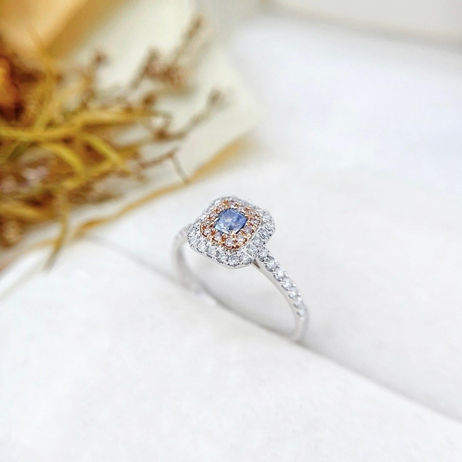 Taille coussin Bague de fiançailles en or blanc 18 carats avec diamant bleu fantaisie de 0,20 carat en vente