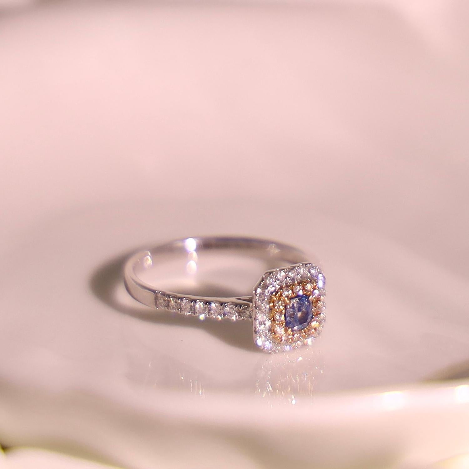 Bague de fiançailles en or blanc 18 carats avec diamant bleu fantaisie de 0,20 carat Neuf - En vente à Kowloon, HK