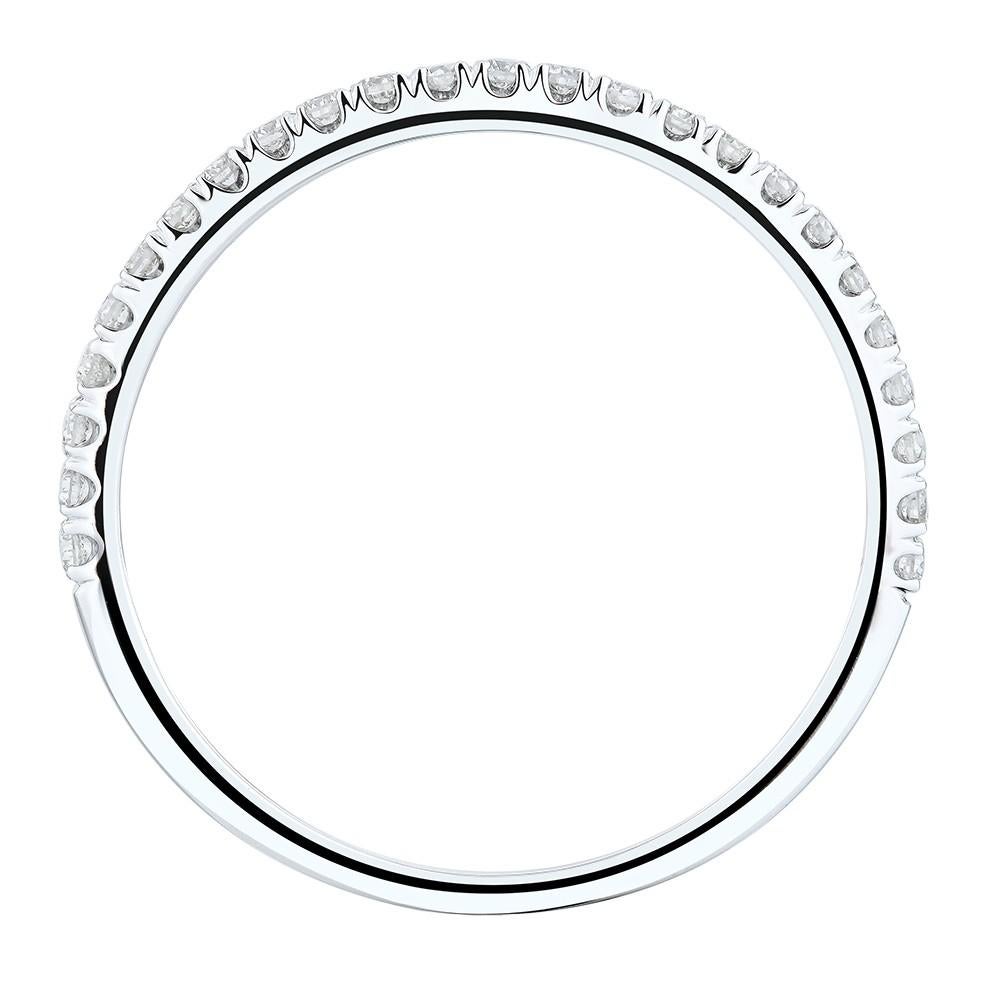 Con un design classico e semplice, questa scintillante fede in oro bianco 18 carati è impreziosita da diamanti bianchi taglio rotondo incastonati. Il peso totale del diamante è di 0,20 carati con colore F-G e purezza VS-SI. La misura dell'anello è