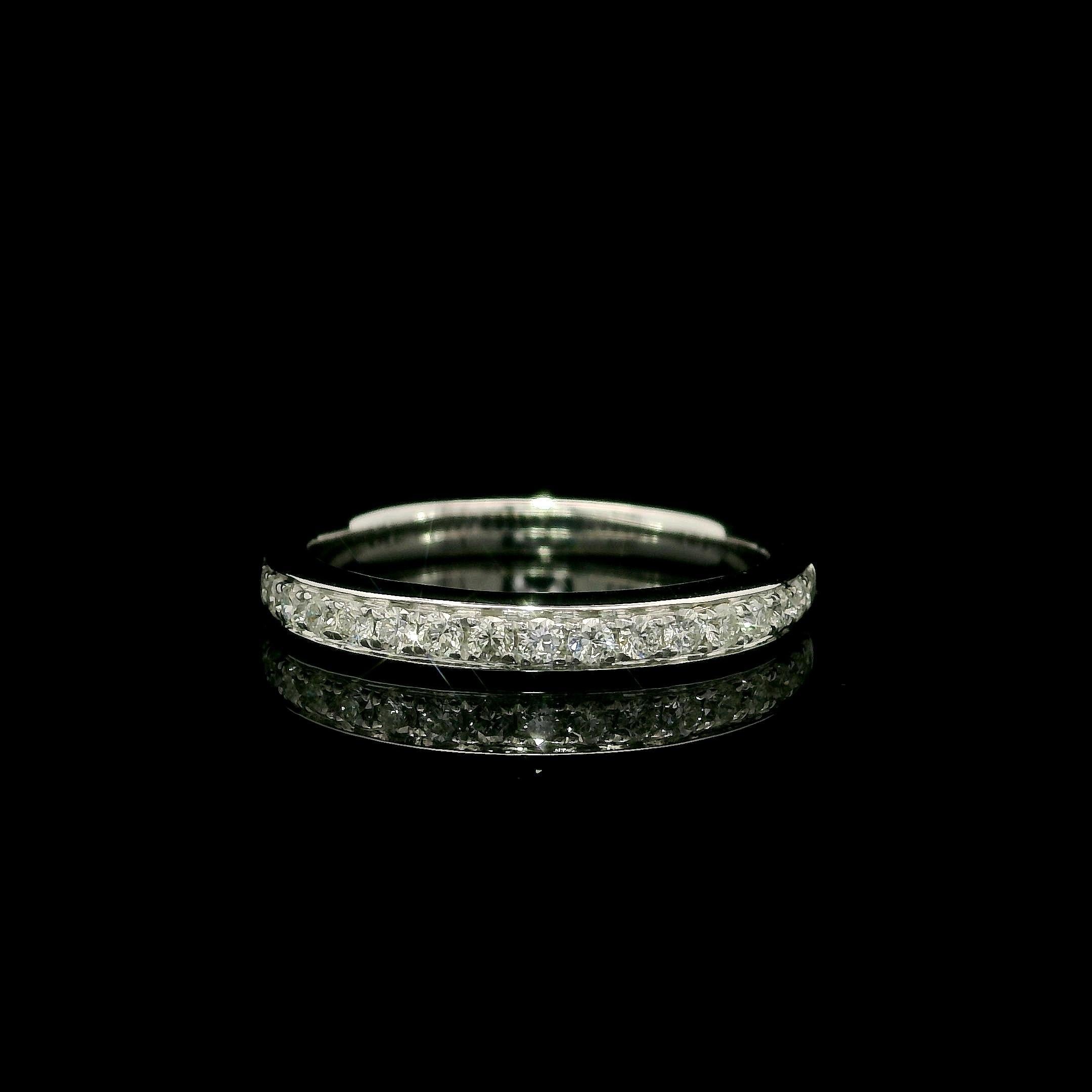 --Pierre(s) :...
(19) Diamants naturels authentiques - taille ronde et brillante - sertis en pavé - couleur G - pureté VS2 - 0,24ctw (approx.)

MATERIAL : Or blanc massif 18k
Poids : 2,8 grammes
Taille de la bague : 5.5 (ajustée au doigt, veuillez