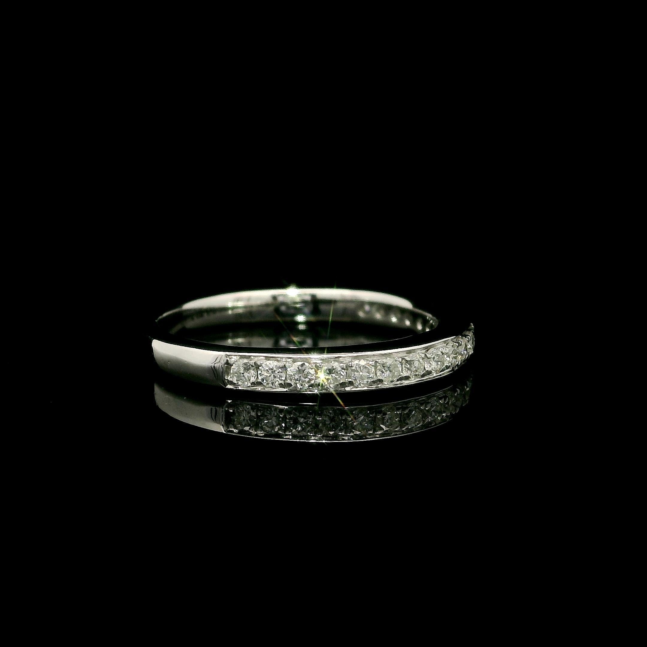 Taille ronde Anneau de mariage classique en or blanc 18k 0.24ctw Pave Diamond Stack Taille 5.5 en vente