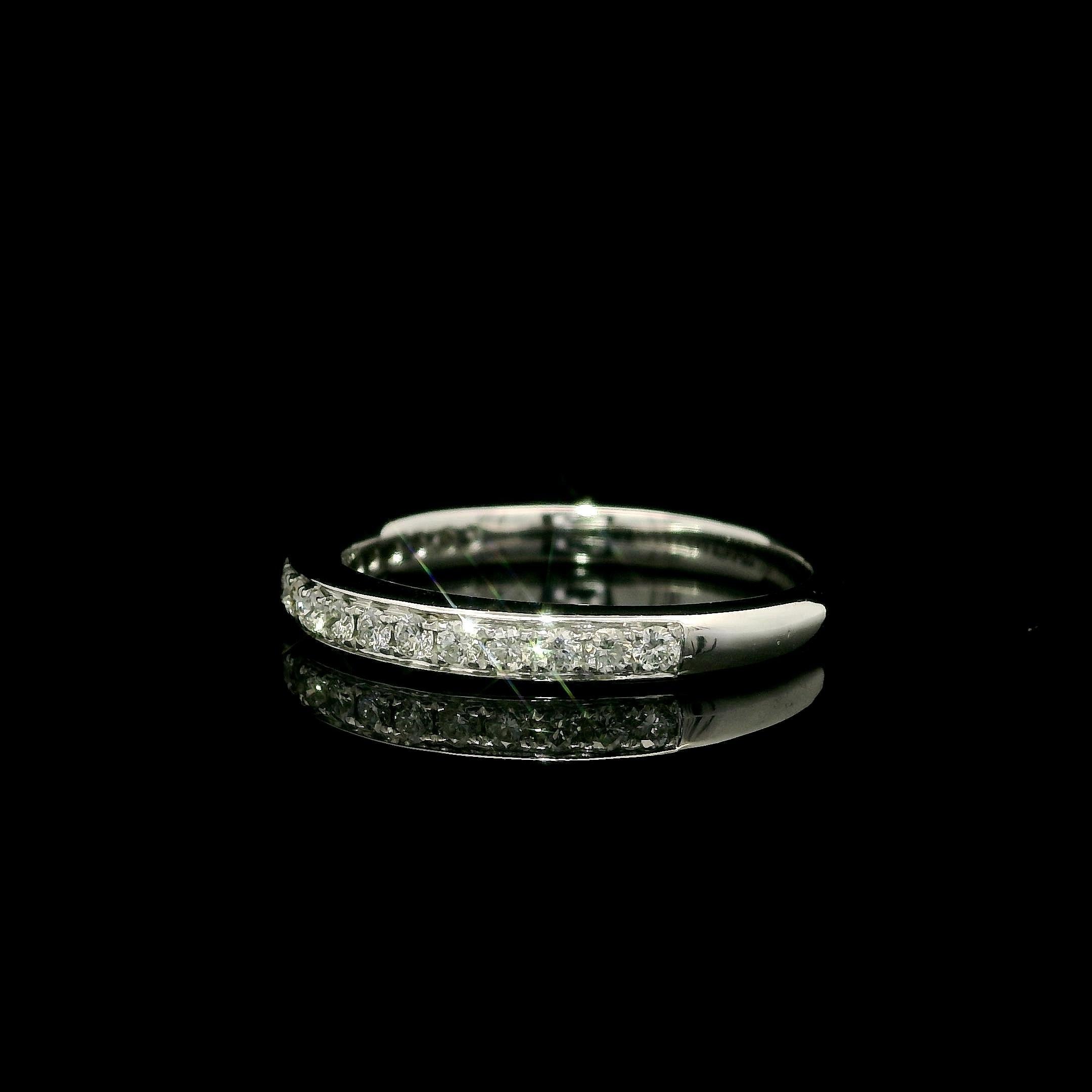Anneau de mariage classique en or blanc 18k 0.24ctw Pave Diamond Stack Taille 5.5 Excellent état - En vente à Montclair, NJ