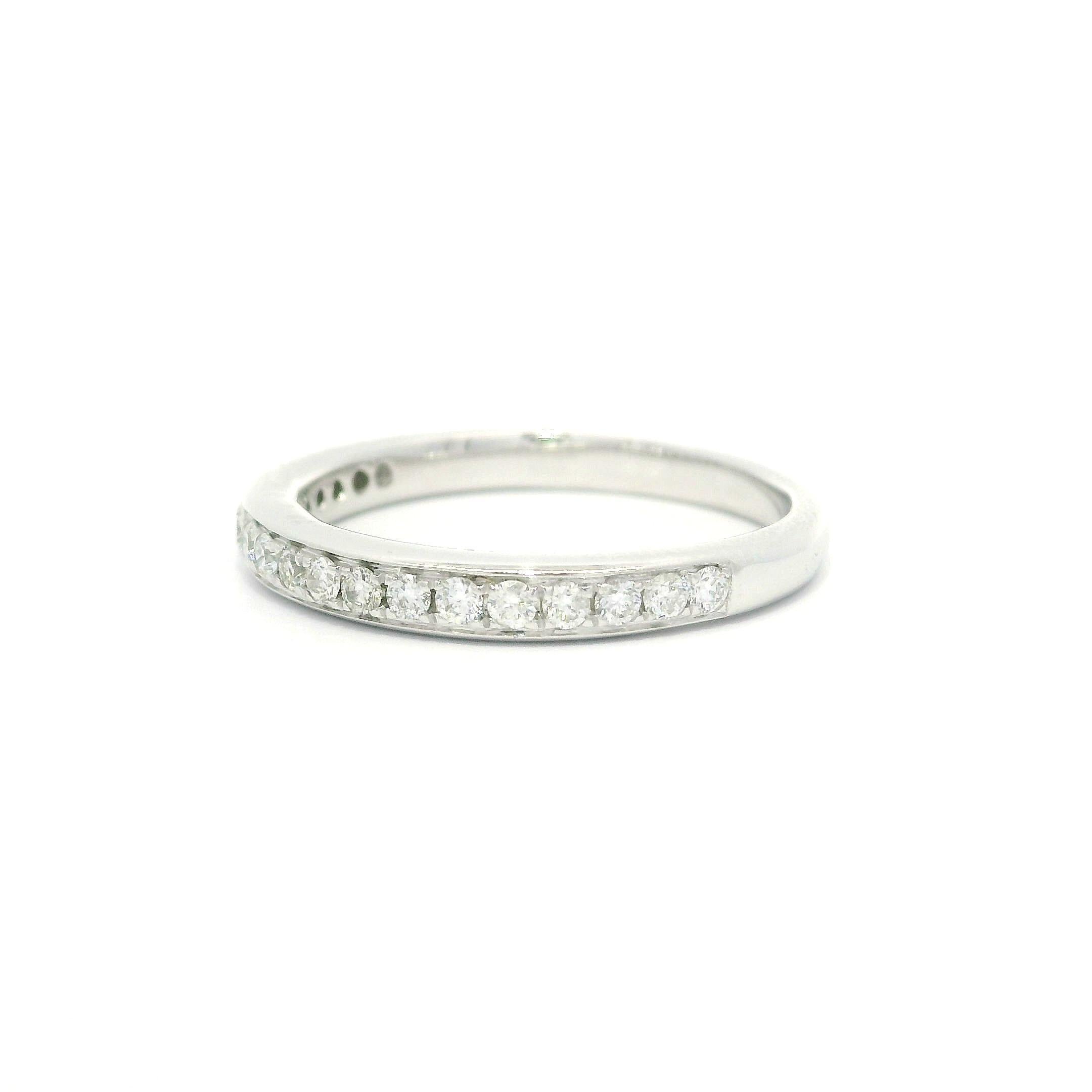 Anneau de mariage classique en or blanc 18k 0.24ctw Pave Diamond Stack Taille 5.5 en vente 2