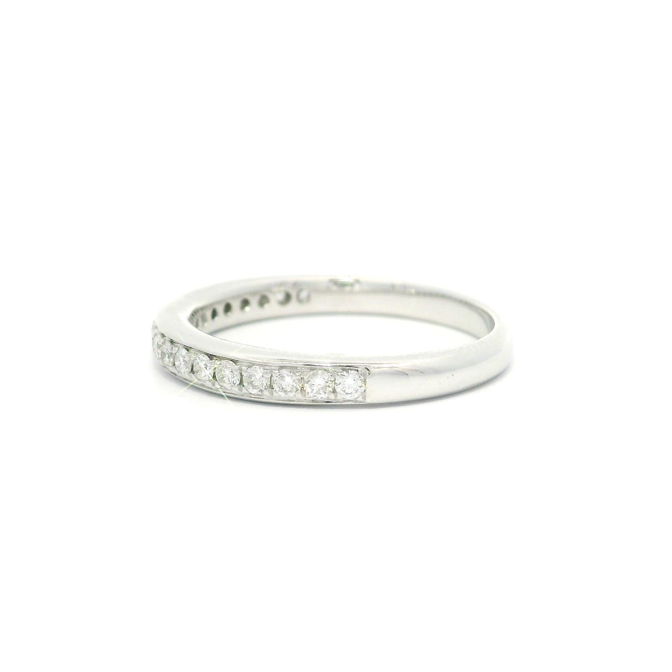 Anneau de mariage classique en or blanc 18k 0.24ctw Pave Diamond Stack Taille 5.5 en vente 3