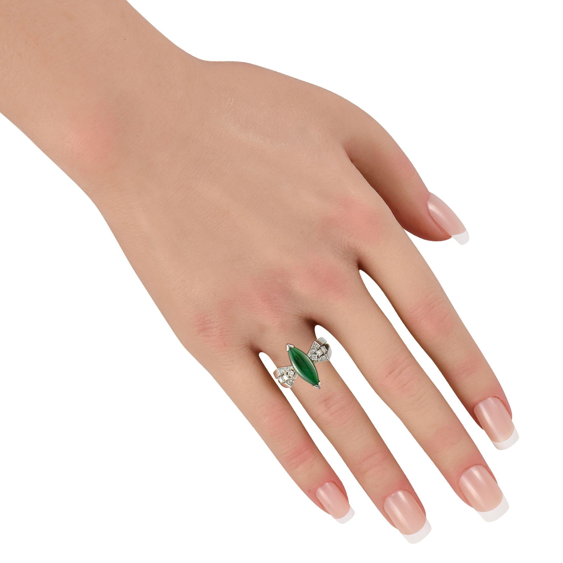 Taglio rotondo Anello in oro bianco 18 carati con diamante e giada da 0,26 carati in vendita