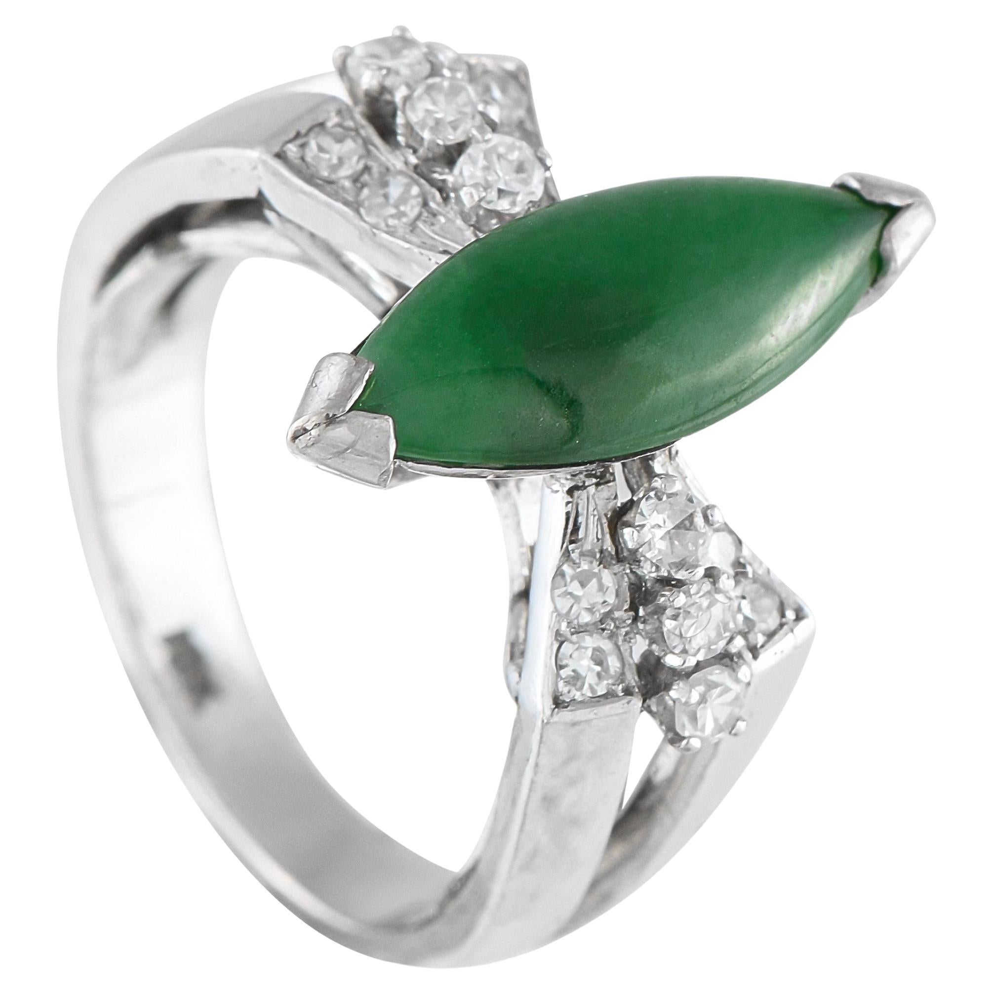 Anello in oro bianco 18 carati con diamante e giada da 0,26 carati in vendita