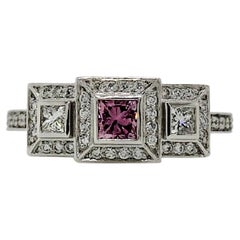 18 Karat Weißgold 0,26 Karat Prinzessinnenschliff Australischer Argyle Rosa Diamant Trilogie Ring