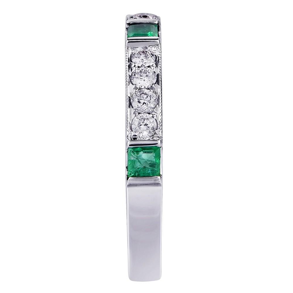 18 Karat White Gold 0.30 Carat Diamond Green Emerald Pave Ladies Ring In Excellent Condition In New York, NY