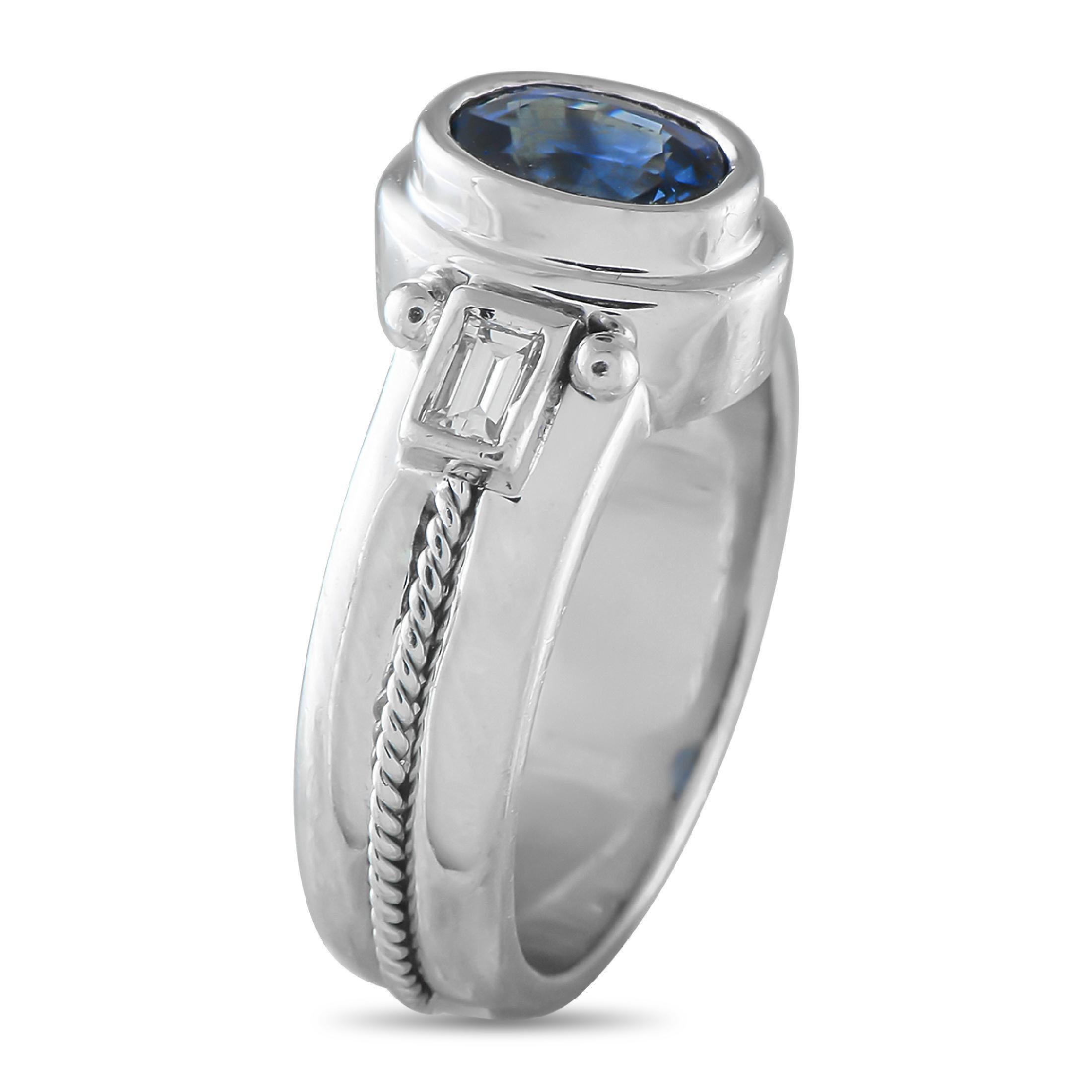 Cette bague de luxe est prête à apporter la touche finale parfaite à n'importe quel ensemble. Une monture ornée en or blanc 18 carats met en scène cet accessoire exquis. Un saphir ovale de 1,55 carat s'impose au centre, tandis que des baguettes de