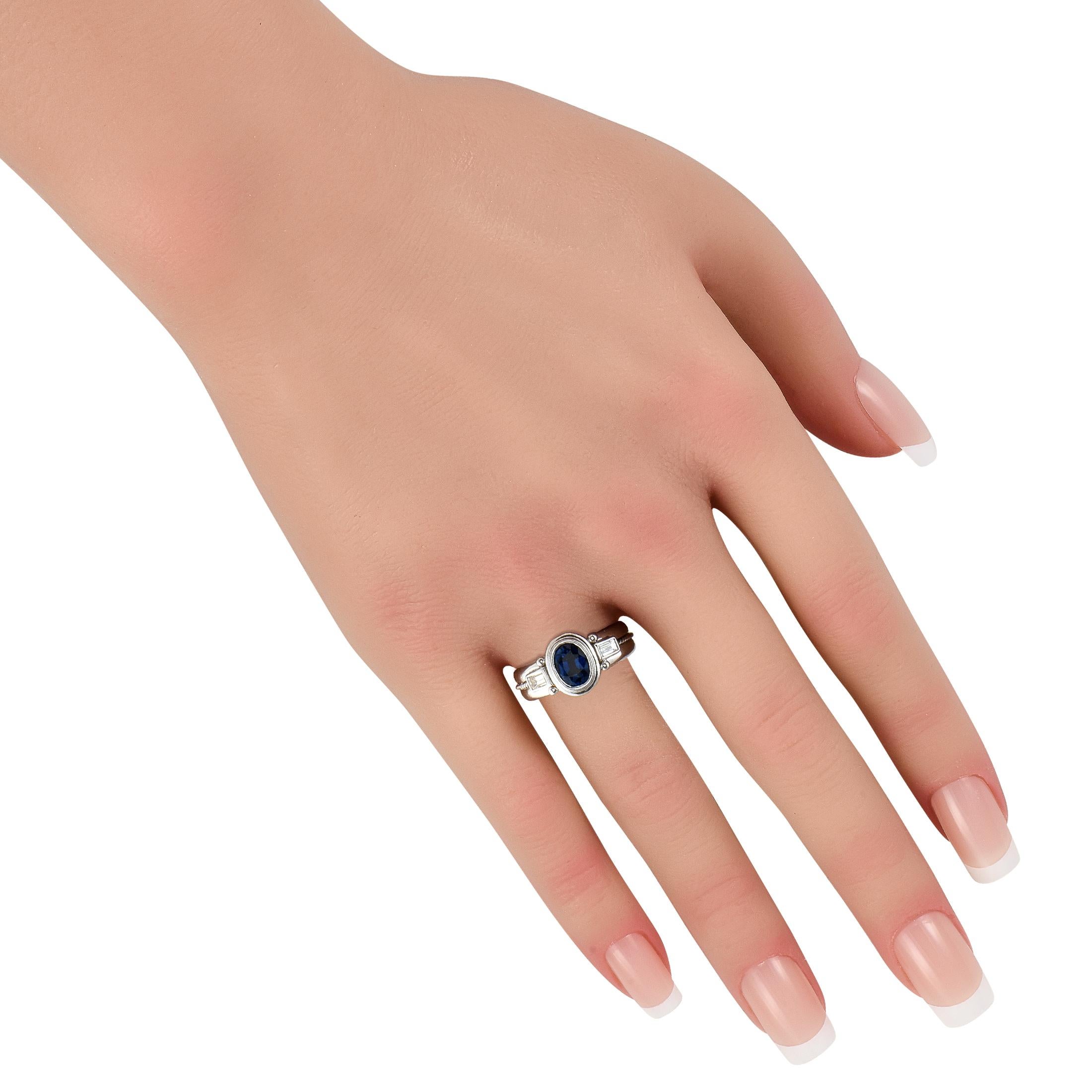 Taille baguette Bague en or blanc 18 carats avec diamants et saphirs 0,32 carat en vente