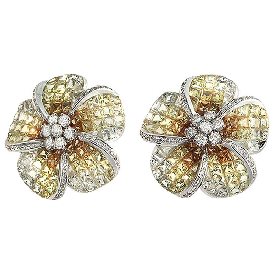 Boucles d'oreilles fleur en or blanc 18 carats avec diamants 0,38 carat et saphirs jaunes 14,13 carats