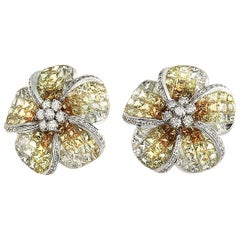 Boucles d'oreilles fleur en or blanc 18 carats avec diamants 0,38 carat et saphirs jaunes 14,13 carats