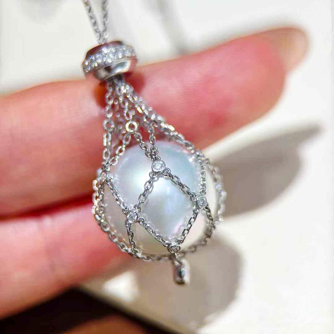 【Lustre Arc】Celestial Cage Aurora South Sea Pearl Pendant Necklace In New Condition For Sale In New York, NY