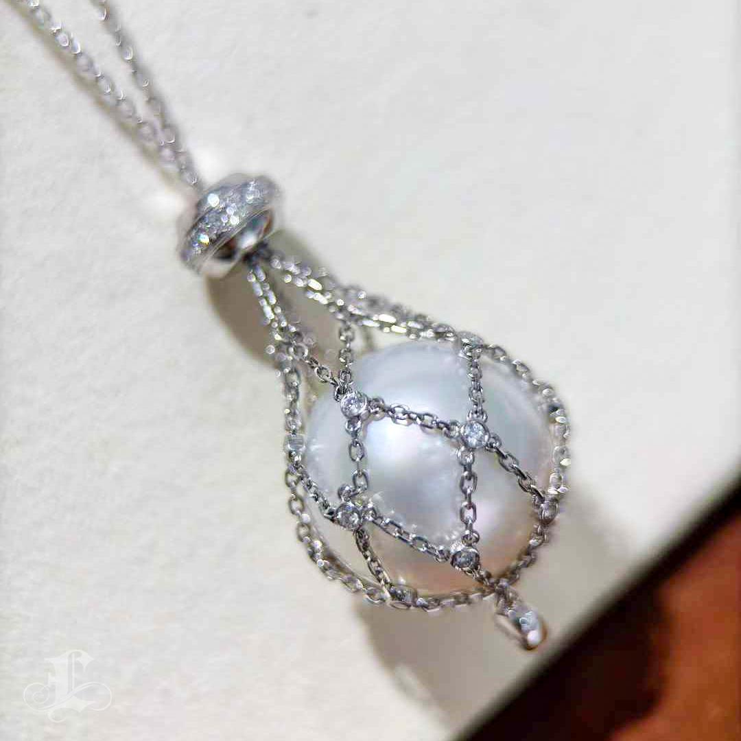 【Lustre Arc】Celestial Cage Aurora South Sea Pearl Pendant Necklace For Sale 1