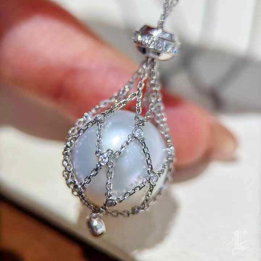 【Lustre Arc】Celestial Cage Aurora South Sea Pearl Pendant Necklace For Sale 3