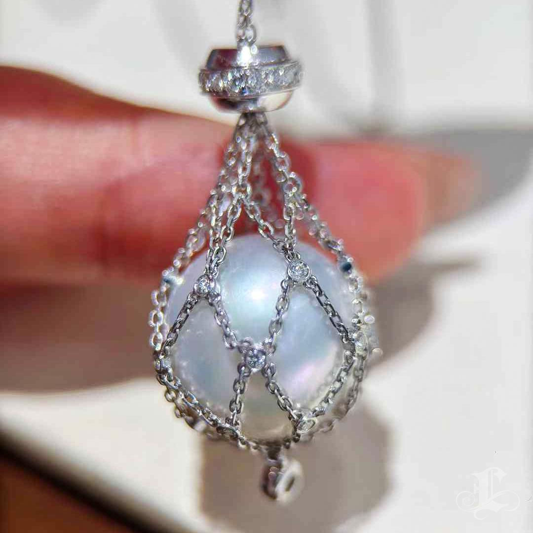 【Lustre Arc】Celestial Cage Aurora South Sea Pearl Pendant Necklace For Sale 4