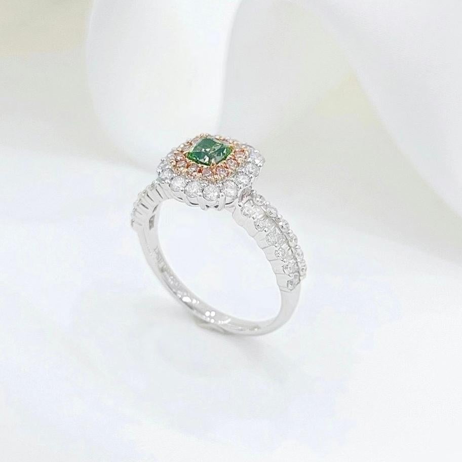 18K White Gold 0.40CT Fancy Green Diamond Ring with Diamonds In New Condition For Sale In Kowloon, HK
