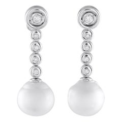 Tropfenohrringe aus 18 Karat Weißgold mit 0,45 Karat Diamanten und Perlen