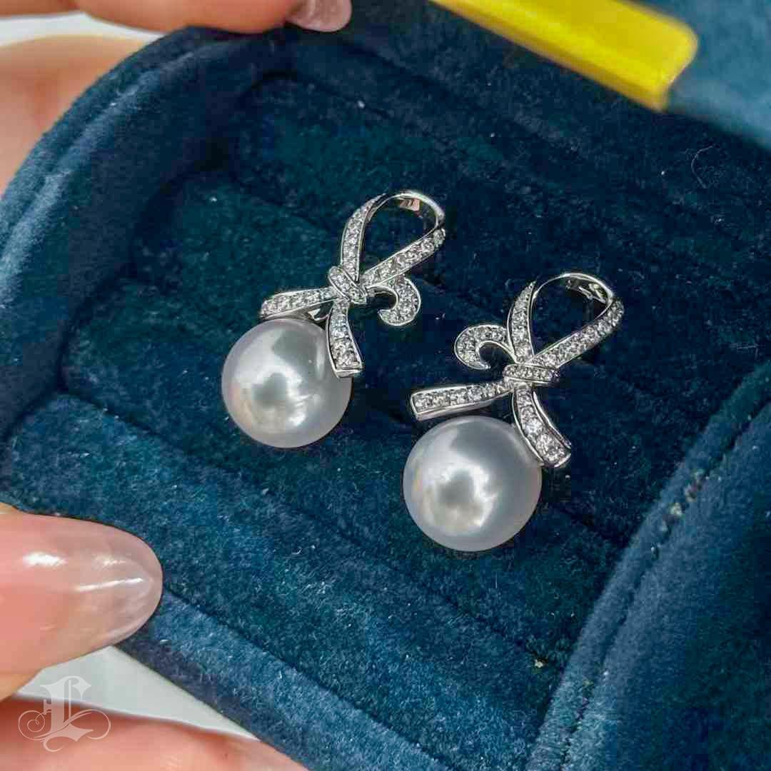 【Crown Radiance】Graceful Knot Aurora South Sea Pearl Earrings In New Condition For Sale In New York, NY
