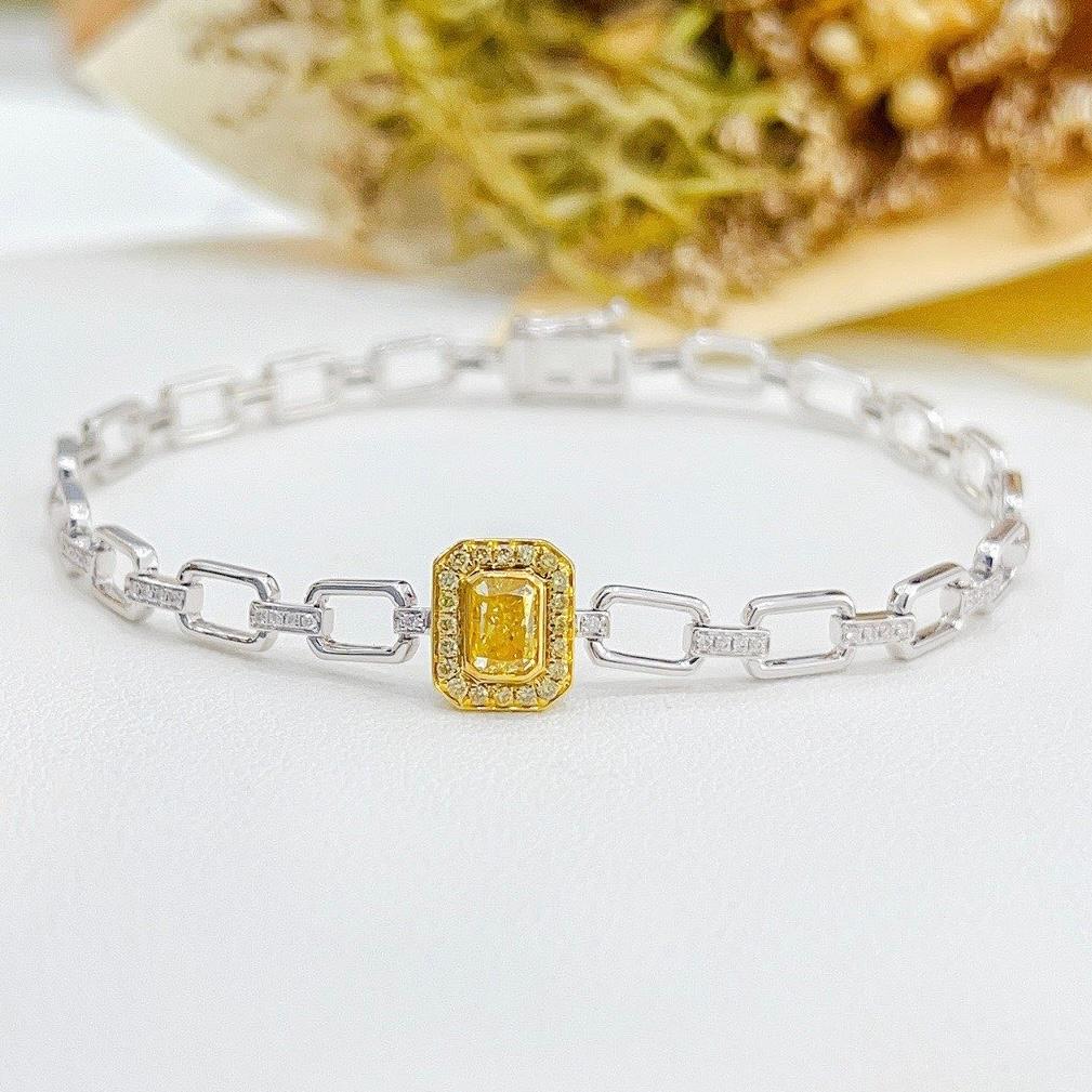 18K White Gold Yellow Diamond Cuban Chain Bracelet with Diamonds

1 Yellow Diamond - 0.50 CT
Yellow Diamonds - 0.26 CT
18K White Gold - 7.98 GM

The centerpiece of this stunning bracelet is a captivating 0.50 CT yellow diamond, radiating an