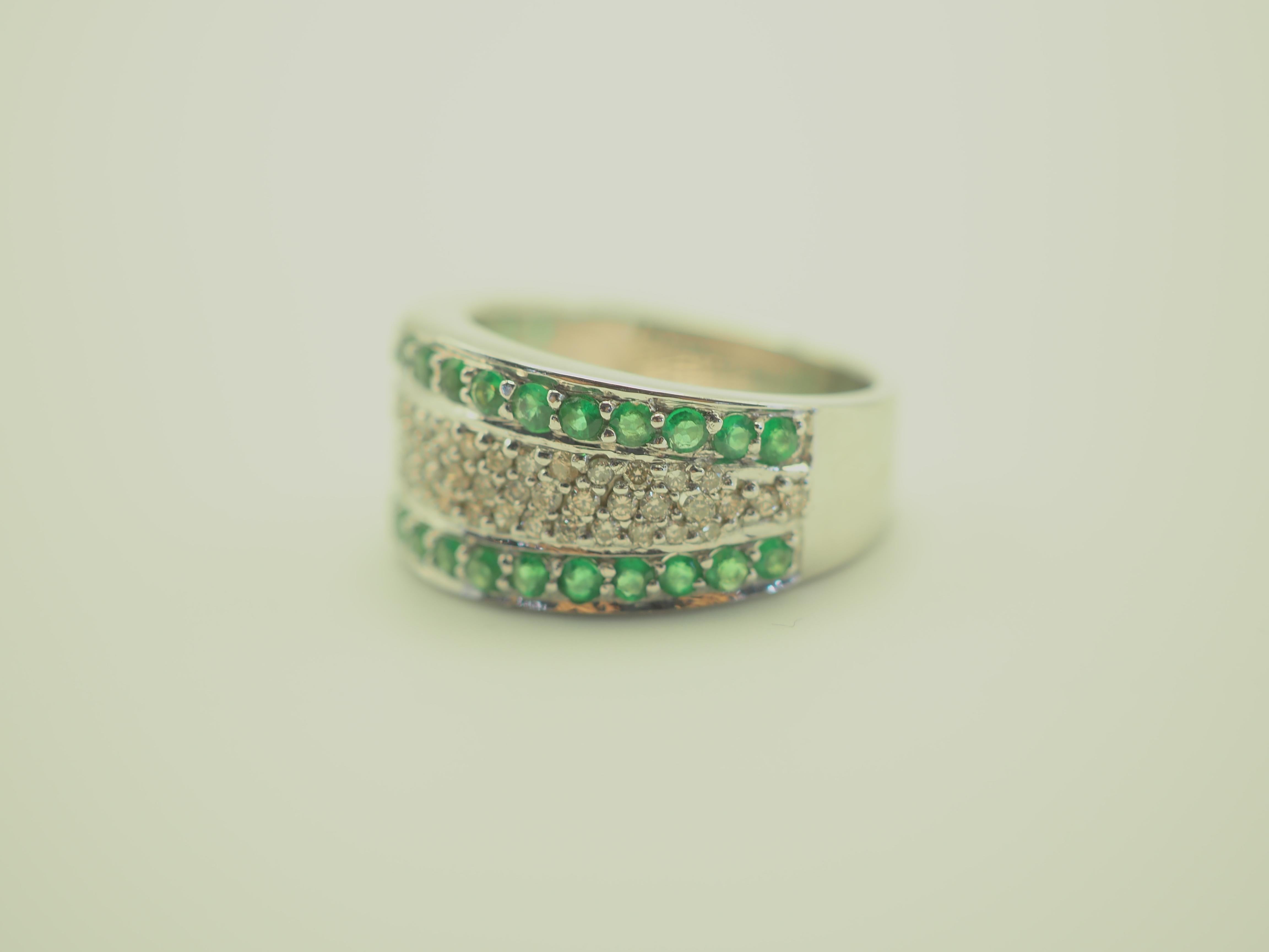 Round Cut 18K White Gold 0.50ct Diamond & 1.05ct Emerald Cluster Ring For Sale