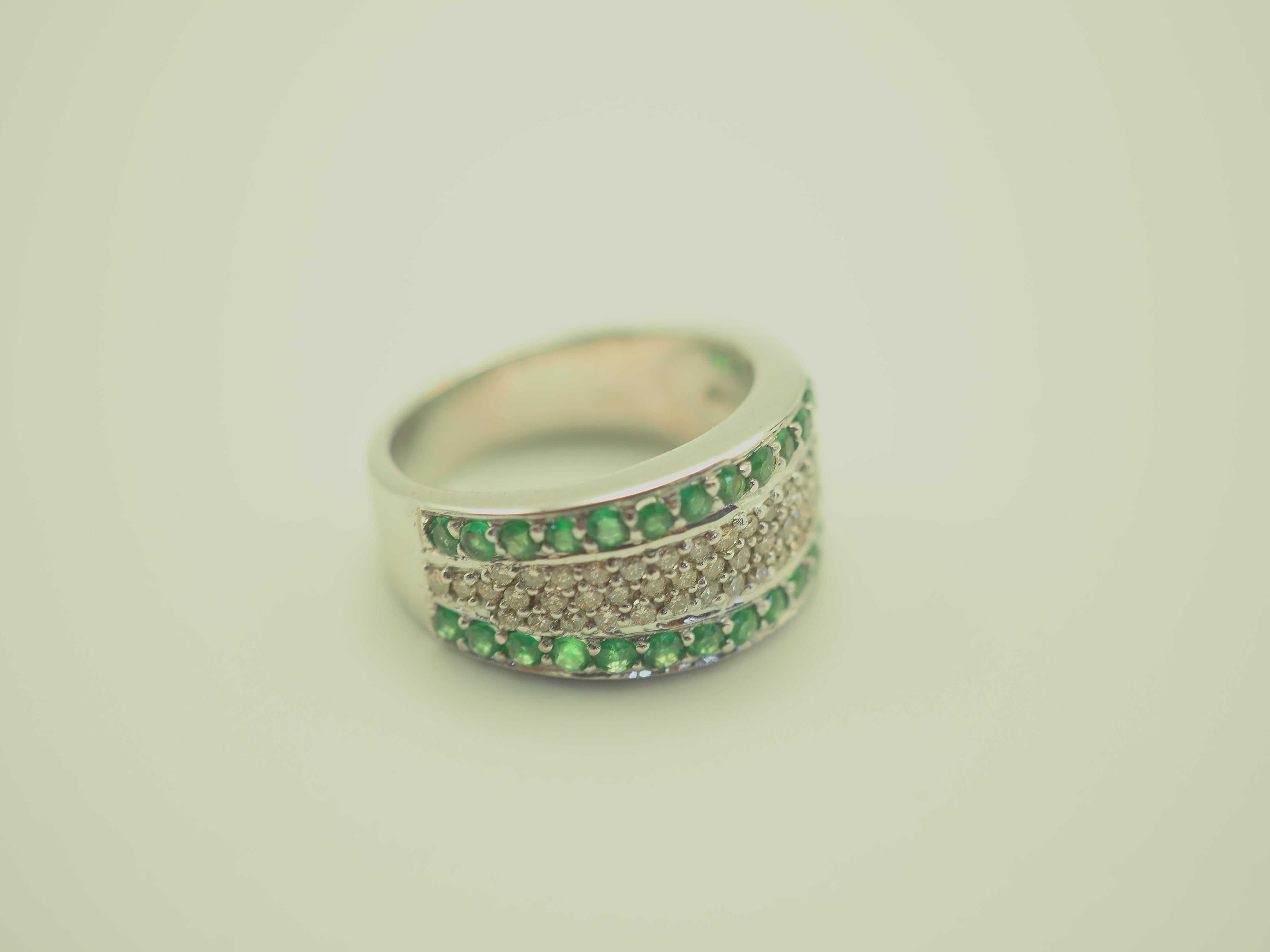 Women's or Men's 18K White Gold 0.50ct Diamond & 1.05ct Emerald Cluster Ring For Sale