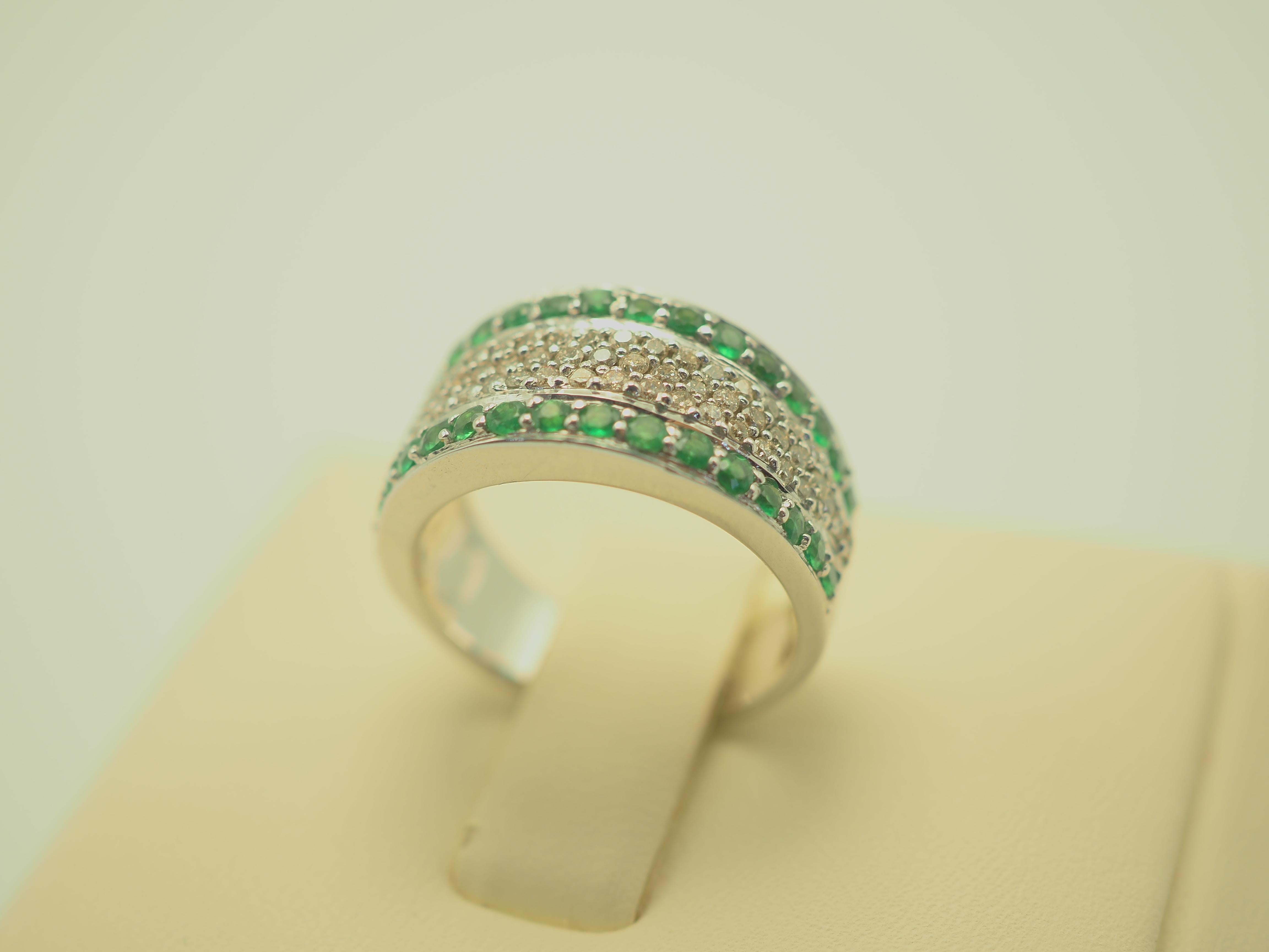 18K White Gold 0.50ct Diamond & 1.05ct Emerald Cluster Ring For Sale 1