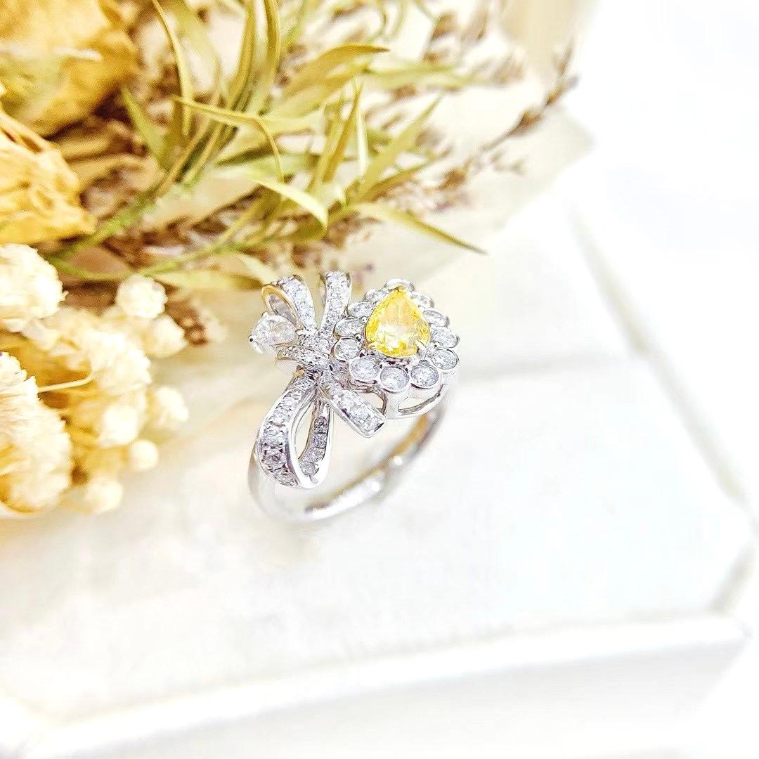 Anello con fiocco di diamanti gialli in oro bianco 18 carati da 0,52 carati con diamanti

1 Diamante giallo - 0,52 CT
Diamanti - 0,68 CT
Peso totale - 5,53 GM