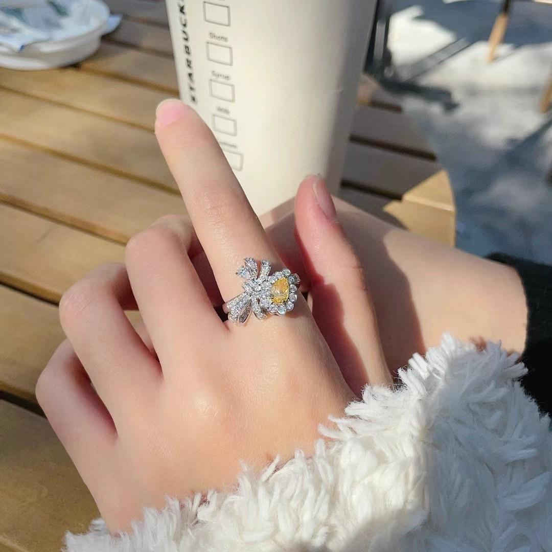 Moderno Anello con fiocco di diamanti gialli in oro bianco 18 carati da 0,52 carati con diamanti in vendita