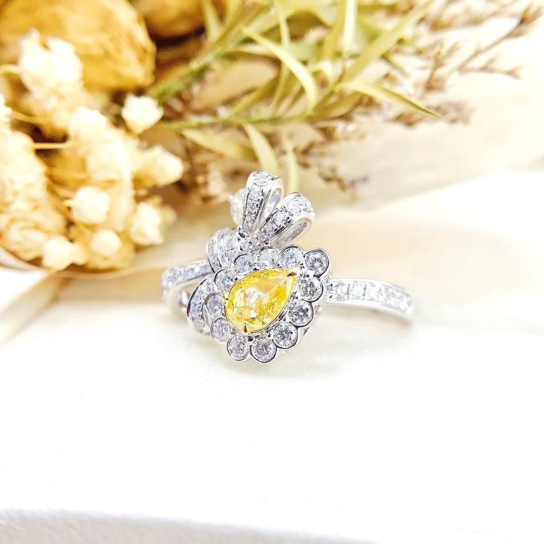 Taglio a goccia Anello con fiocco di diamanti gialli in oro bianco 18 carati da 0,52 carati con diamanti in vendita