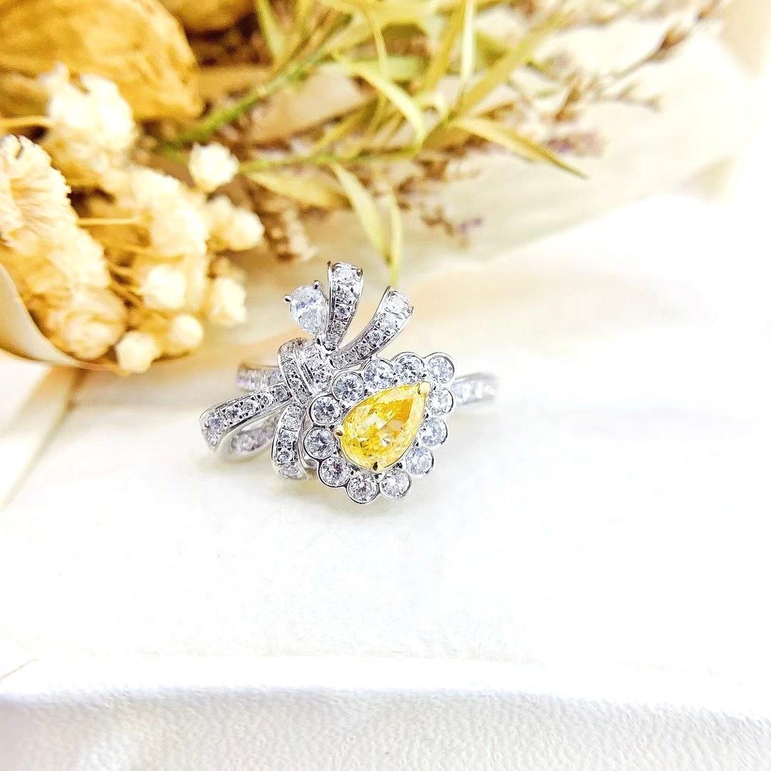 Anello con fiocco di diamanti gialli in oro bianco 18 carati da 0,52 carati con diamanti In condizioni Nuovo in vendita a Kowloon, HK