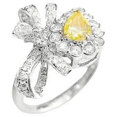 Bague nœud en or blanc 18 carats avec diamants jaunes 0,52 carat