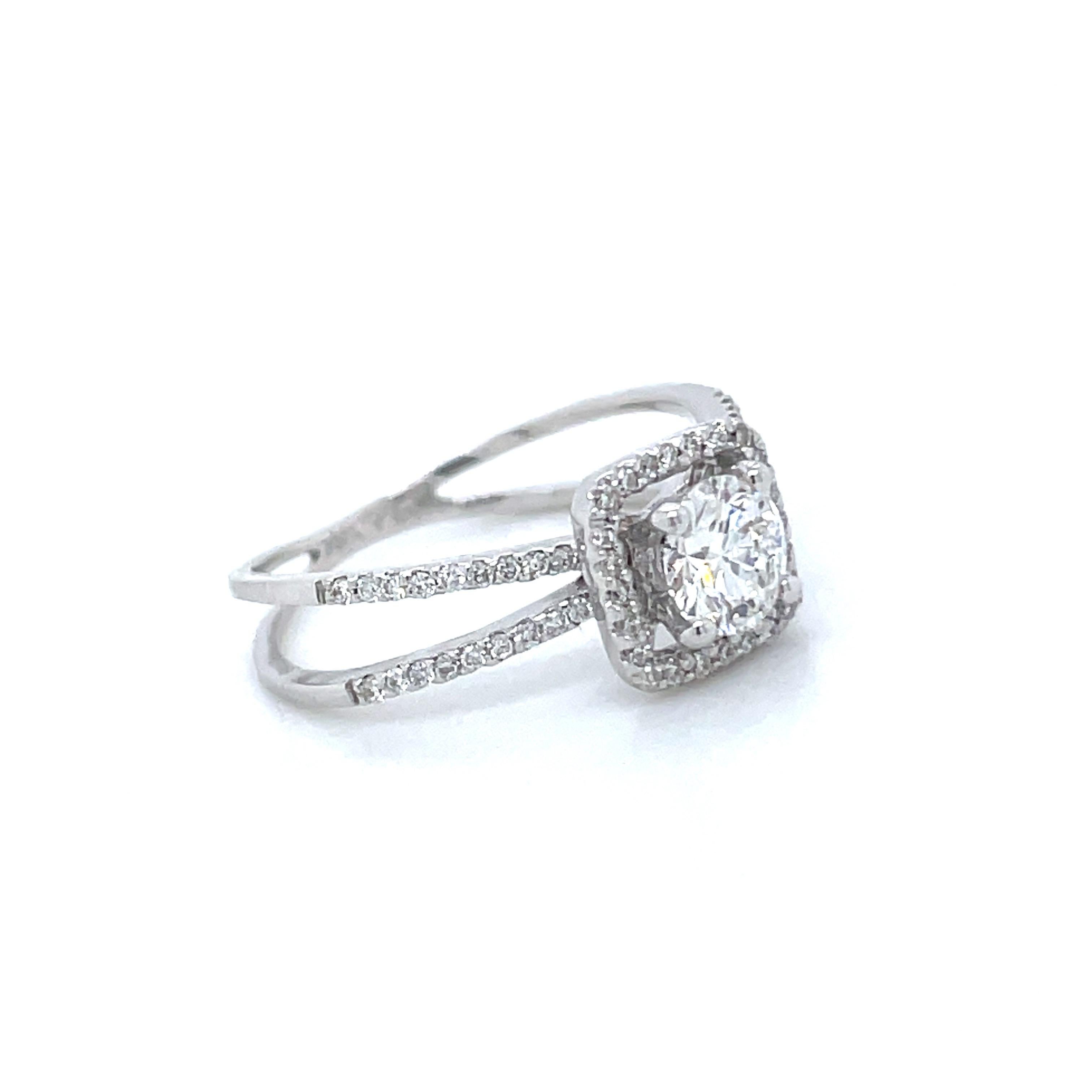 Contemporain Bague de fiançailles en or blanc 18 carats avec halo de diamants ronds brillants 0,52 carat en vente