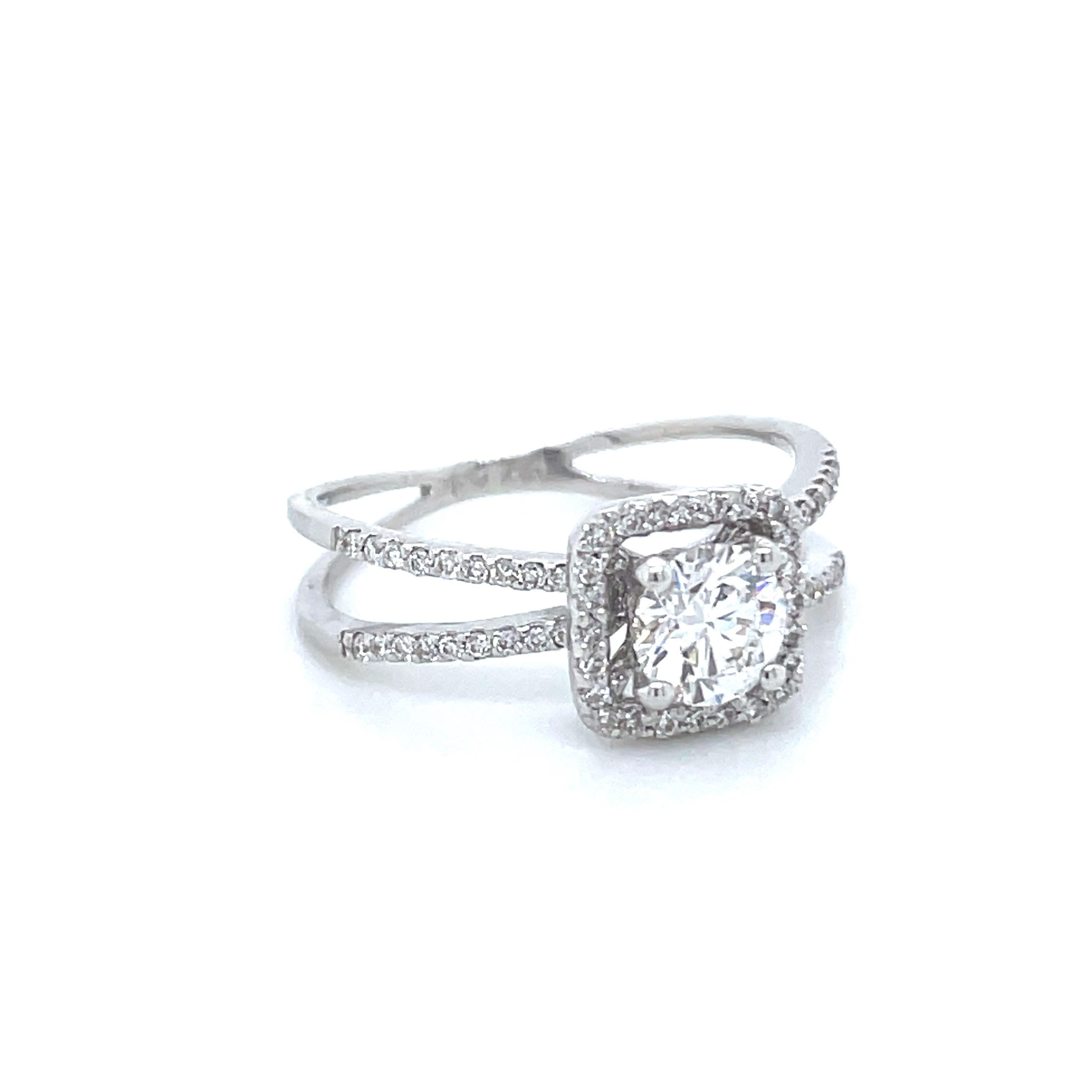 Bague de fiançailles en or blanc 18 carats avec halo de diamants ronds brillants 0,52 carat en vente 1