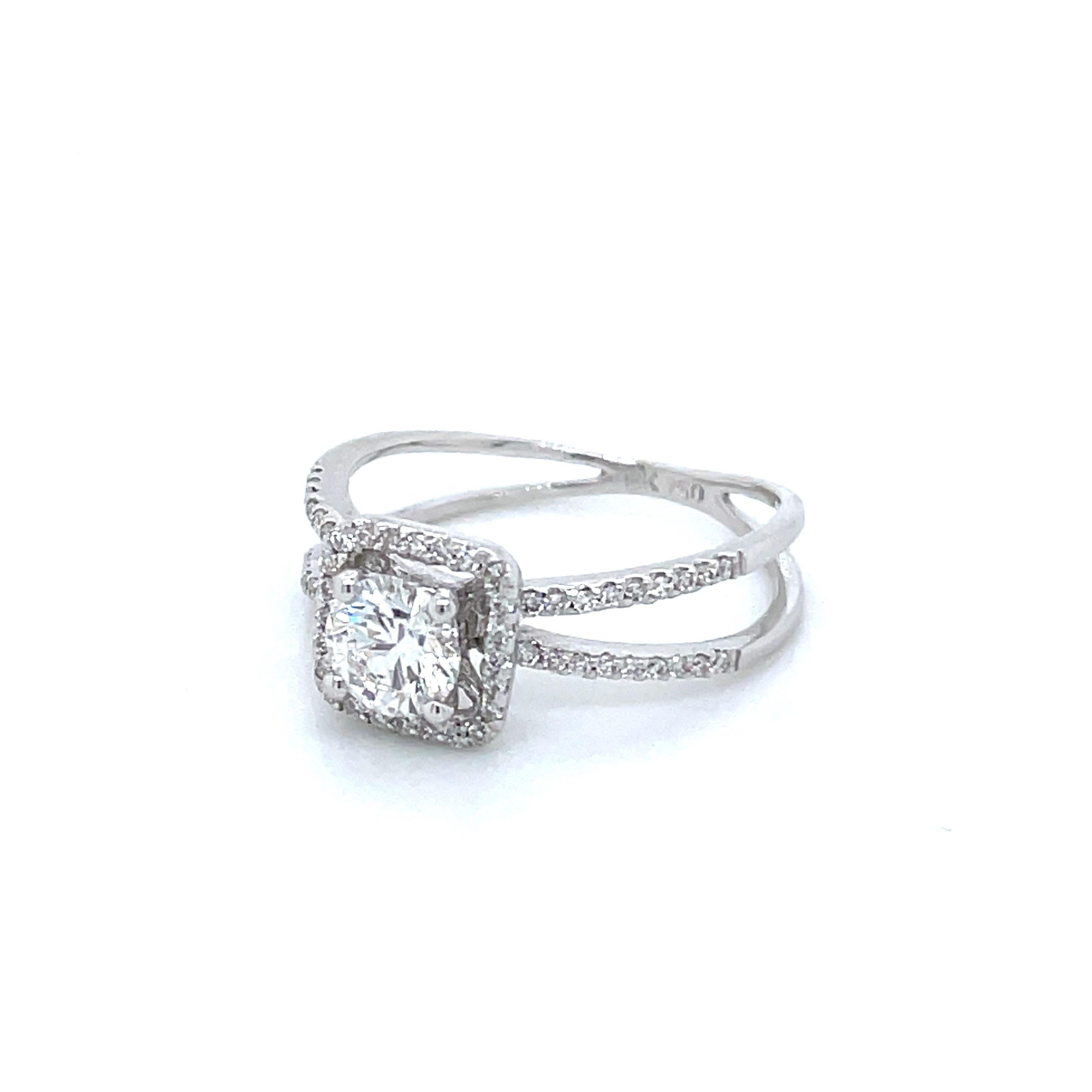 Bague de fiançailles en or blanc 18 carats avec halo de diamants ronds brillants 0,52 carat en vente 3