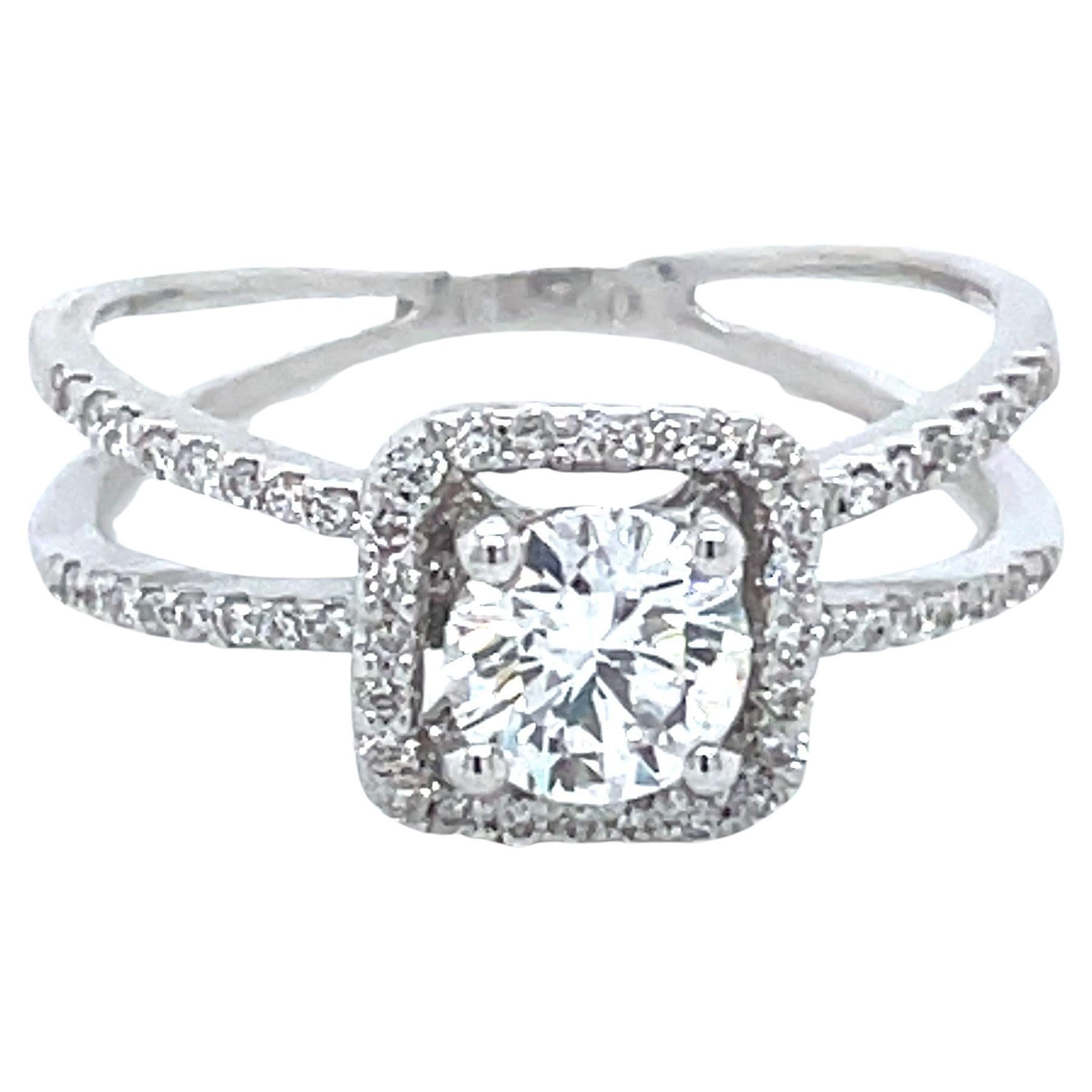 Bague de fiançailles en or blanc 18 carats avec halo de diamants ronds brillants 0,52 carat en vente